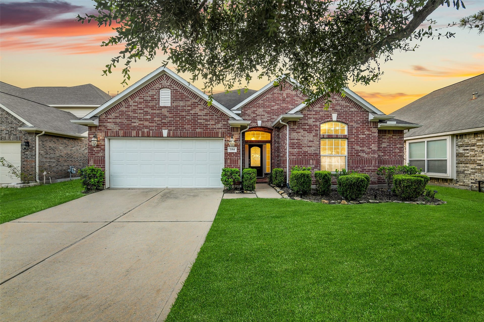 7014 Spruce View Court, Richmond, TX 77407 Welcome home! Beautiful single-story brick home on a cul-de-sac with exceptional curb appeal, featuring a manicured front lawn, mature shade trees, and an attached two-car garage.