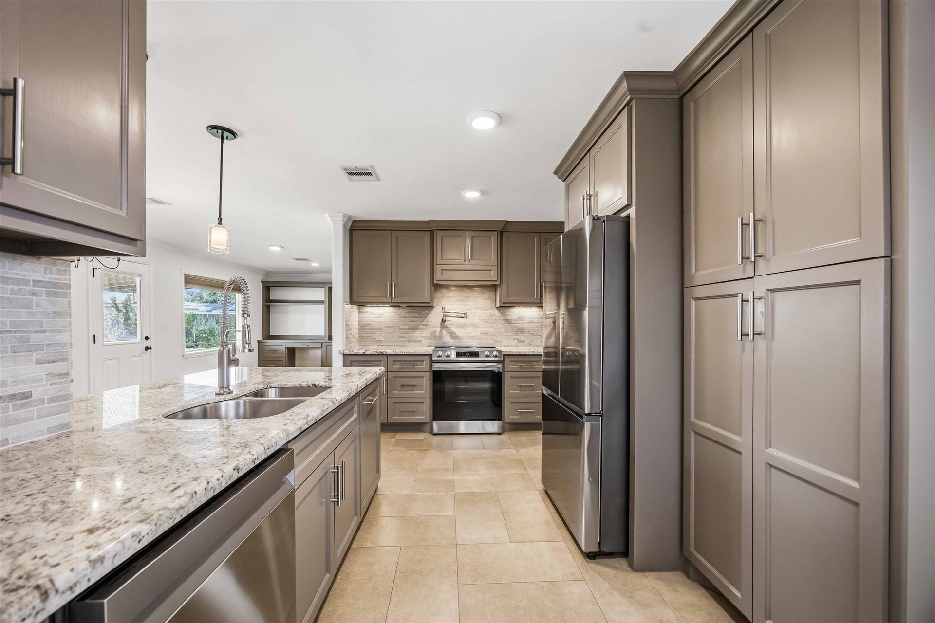 5722 N Braeswood Boulevard, Houston, TX 77096 Beautiflly remodeled kitchen! Plentiful cabinet space, w/ modern pulls, high-end stainless steel appliances, appealing backsplash & timeless granite countertops!