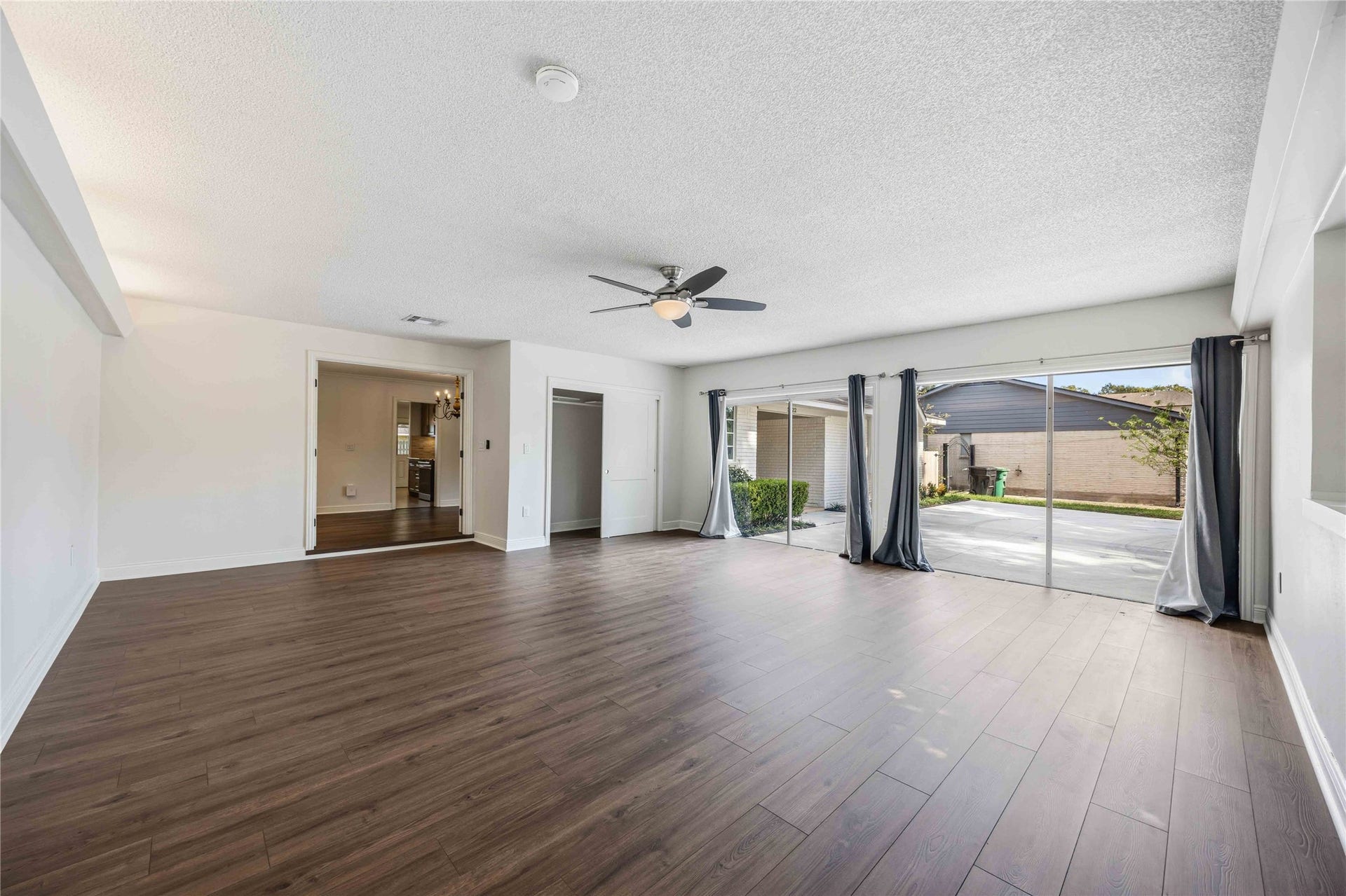 5722 N Braeswood Boulevard, Houston, TX 77096 Enormous air-conditioned flex/bonus room w/ closet! Ideal for a game room, 2nd living room, gym, office, or whatever space you can imagine!