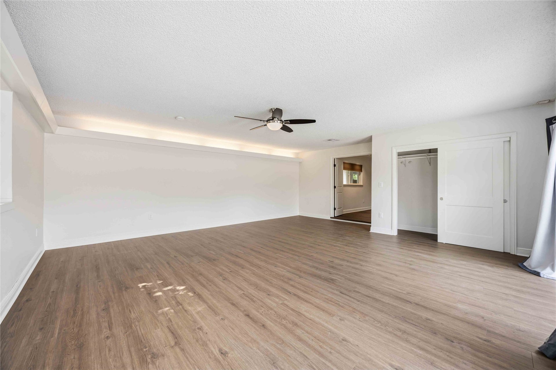 5722 N Braeswood Boulevard, Houston, TX 77096 Enormous air-conditioned flex/bonus room w/ closet! Ideal for a game room, 2nd living room, gym, office, or whatever space you can imagine!