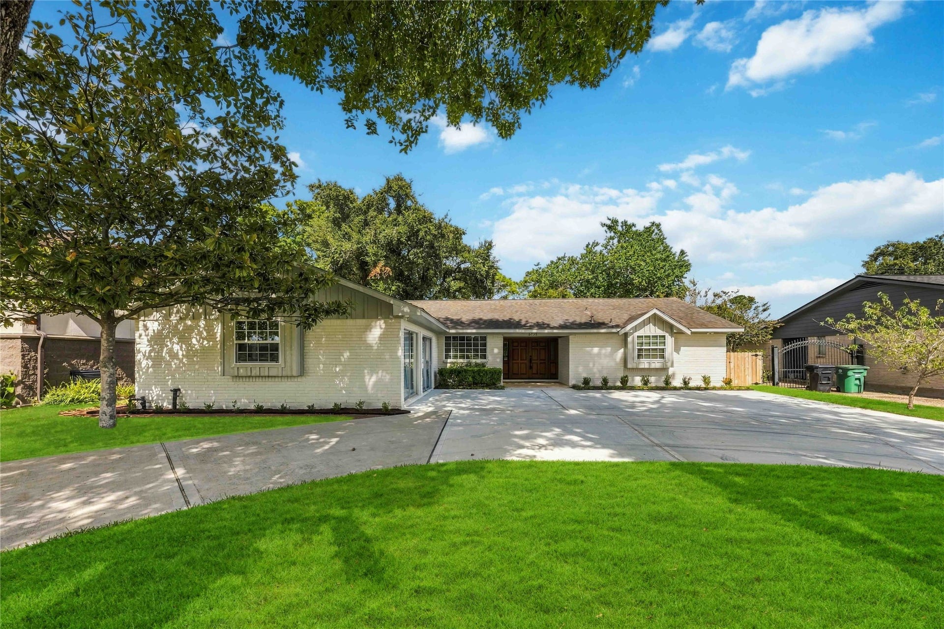 5722 N Braeswood Boulevard, Houston, TX 77096 Welcome home to 5722 N Braeswood! Charming curb appeal w/ ample parking space & a circle driveway for easy entry & exit!