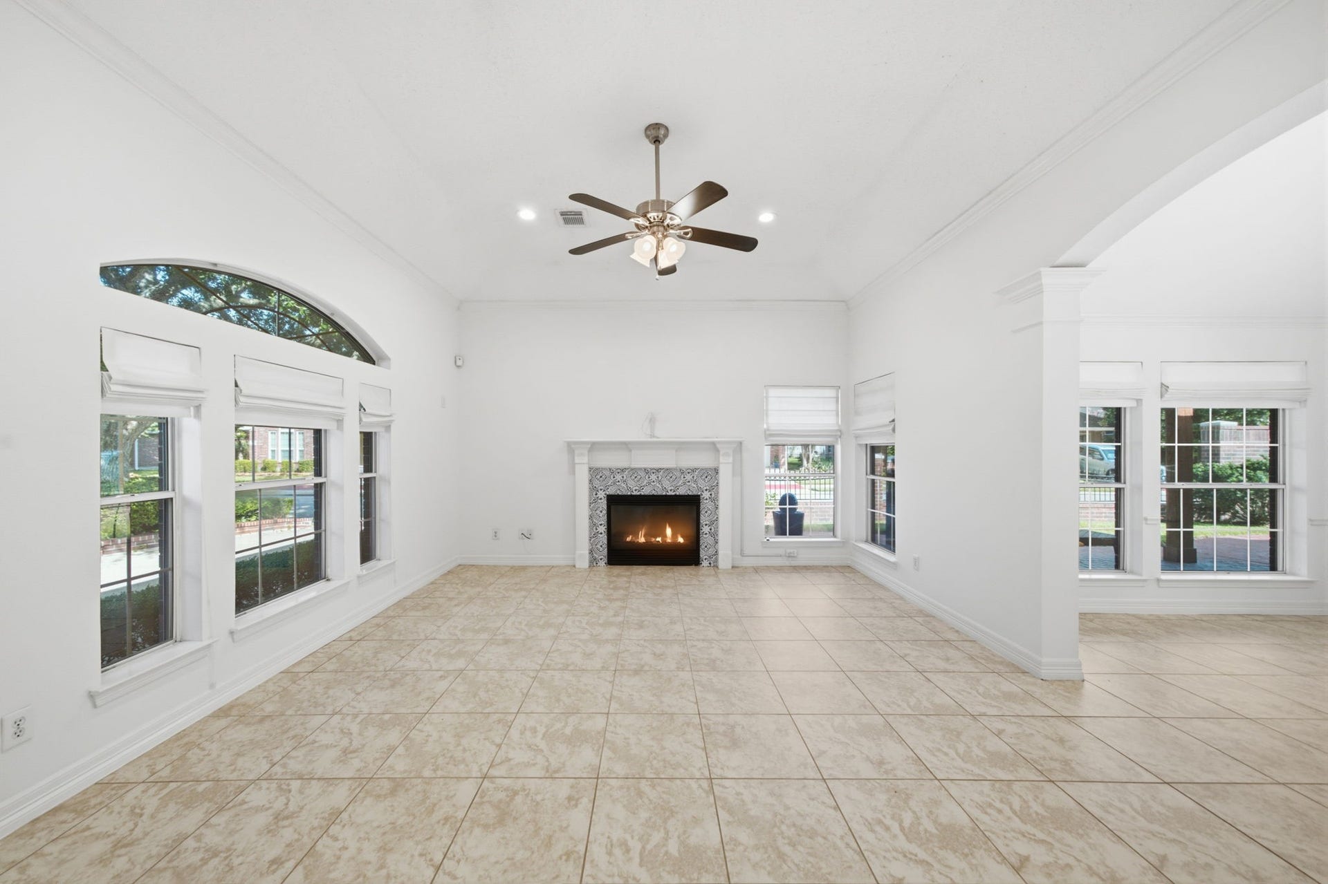 515 Pine Ridge Court, Friendswood, TX 77546 Living Room