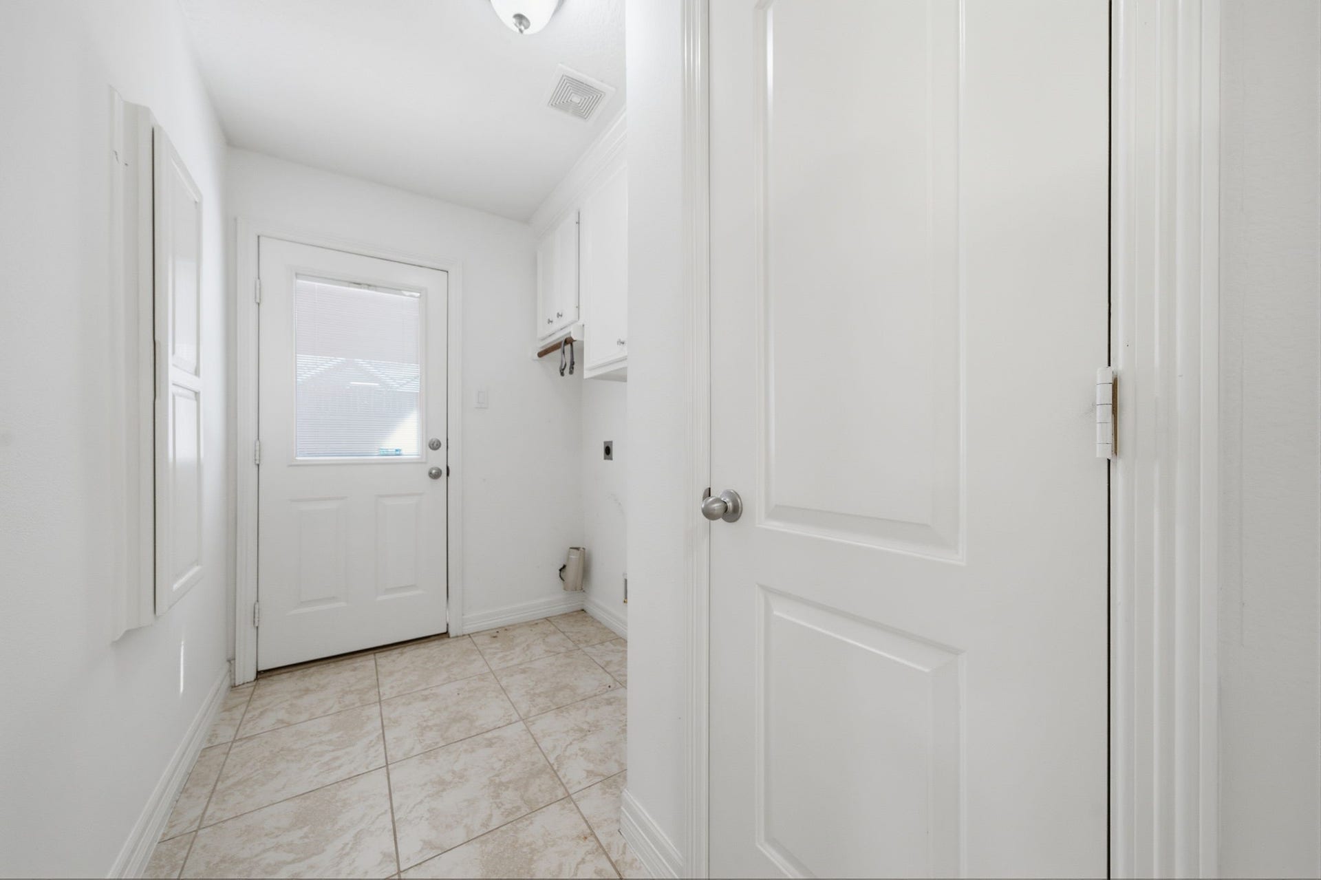 515 Pine Ridge Court, Friendswood, TX 77546 Laundry Room