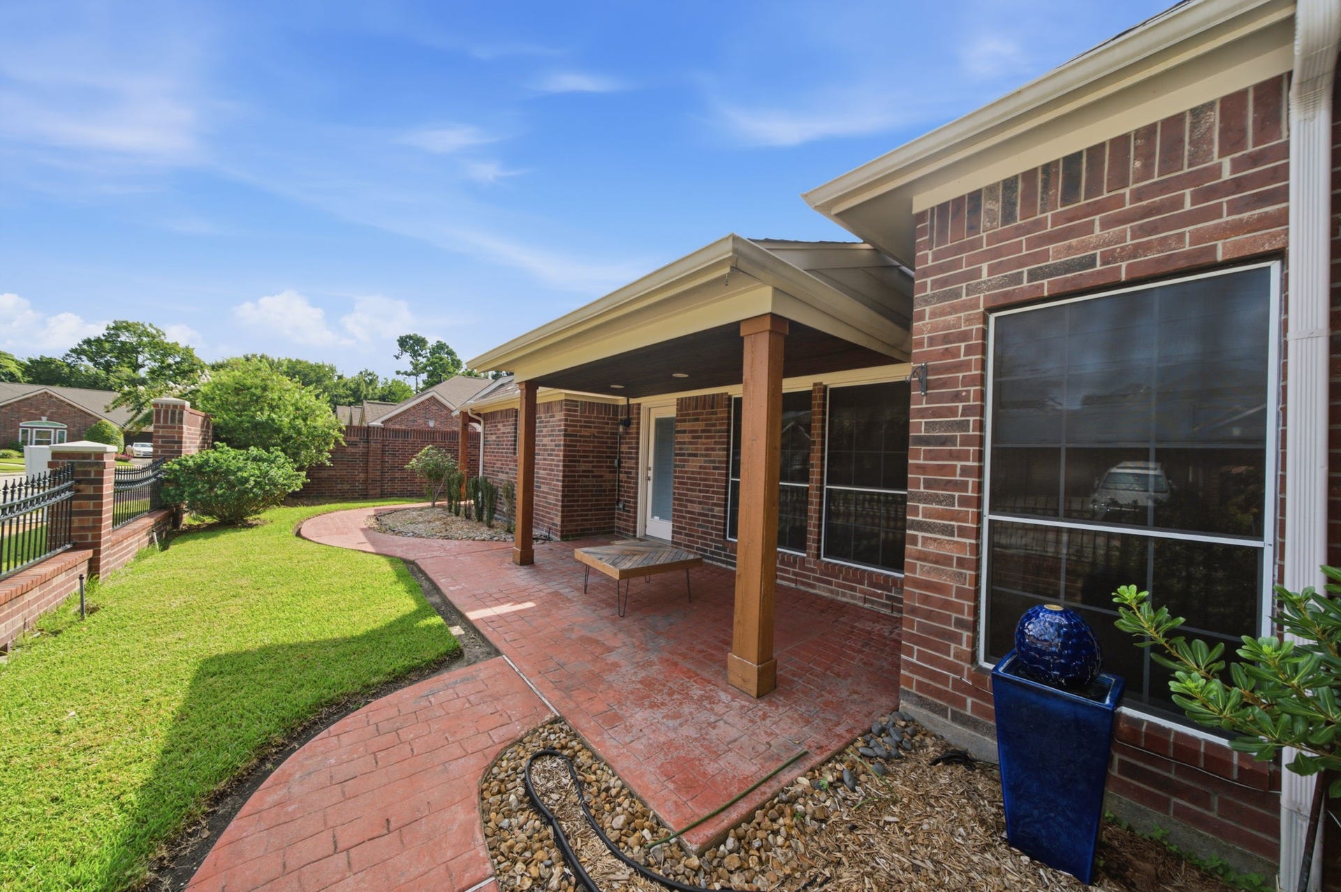 515 Pine Ridge Court, Friendswood, TX 77546 Side Porch