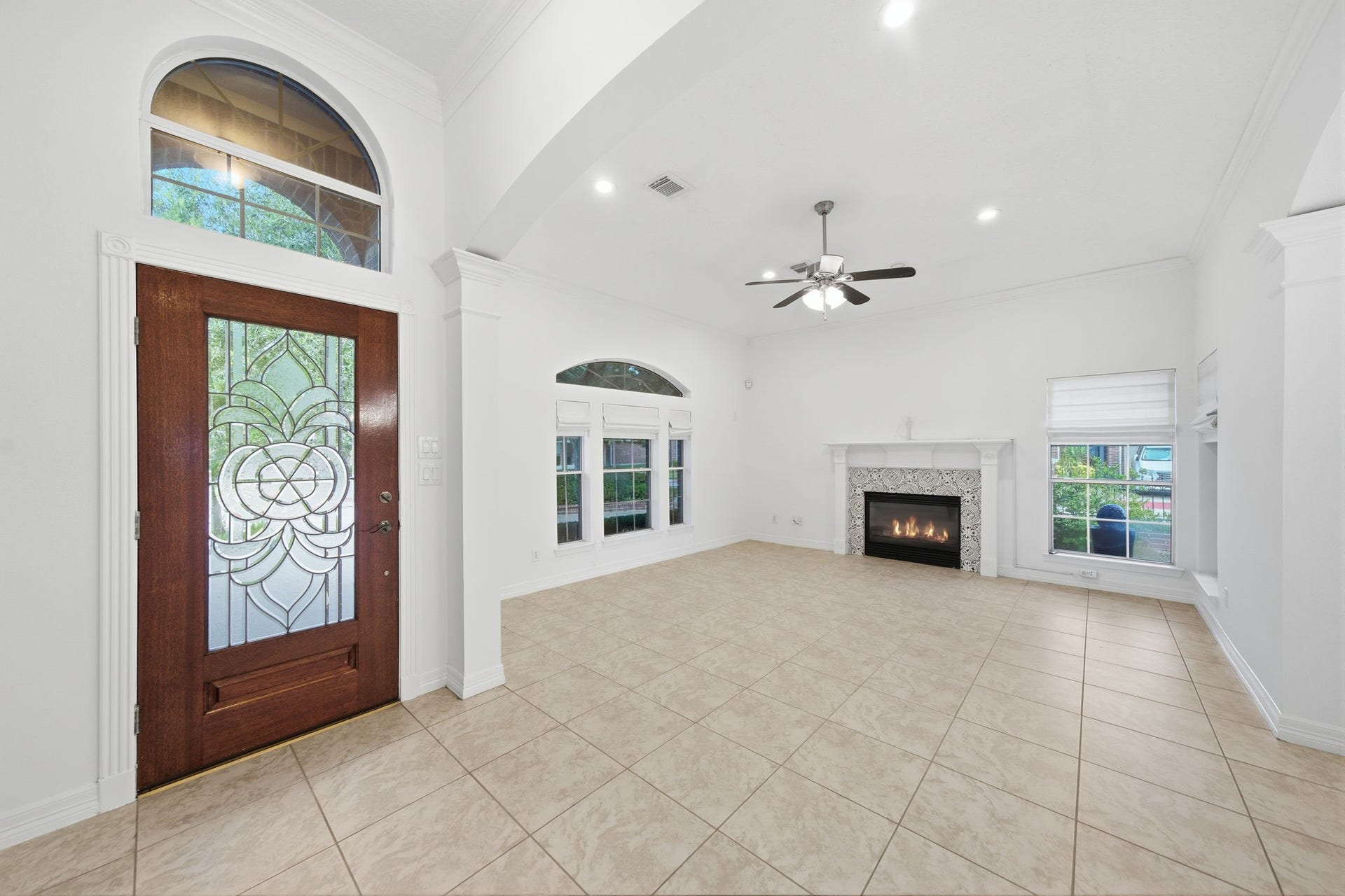 515 Pine Ridge Court, Friendswood, TX 77546 515 Front Entrance and Living Room