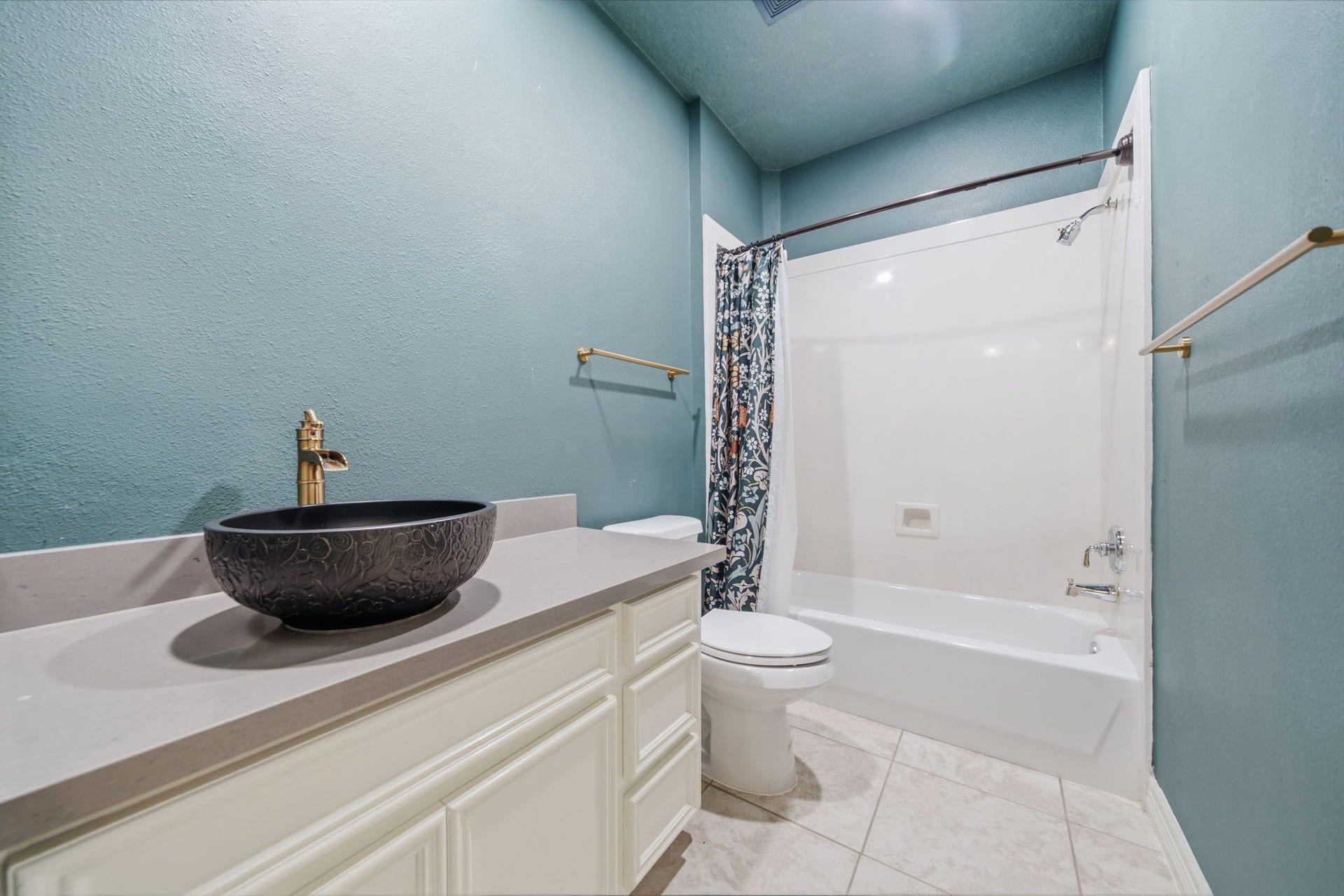 515 Pine Ridge Court, Friendswood, TX 77546 Full Bath