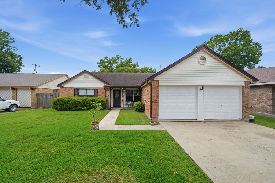 Property photo for 411 Forest Hills Drive, League City, TX