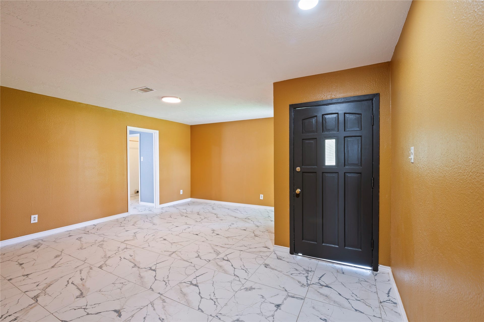 2402 21st Avenue N, Texas City, TX 77590 Dining room right off of entry