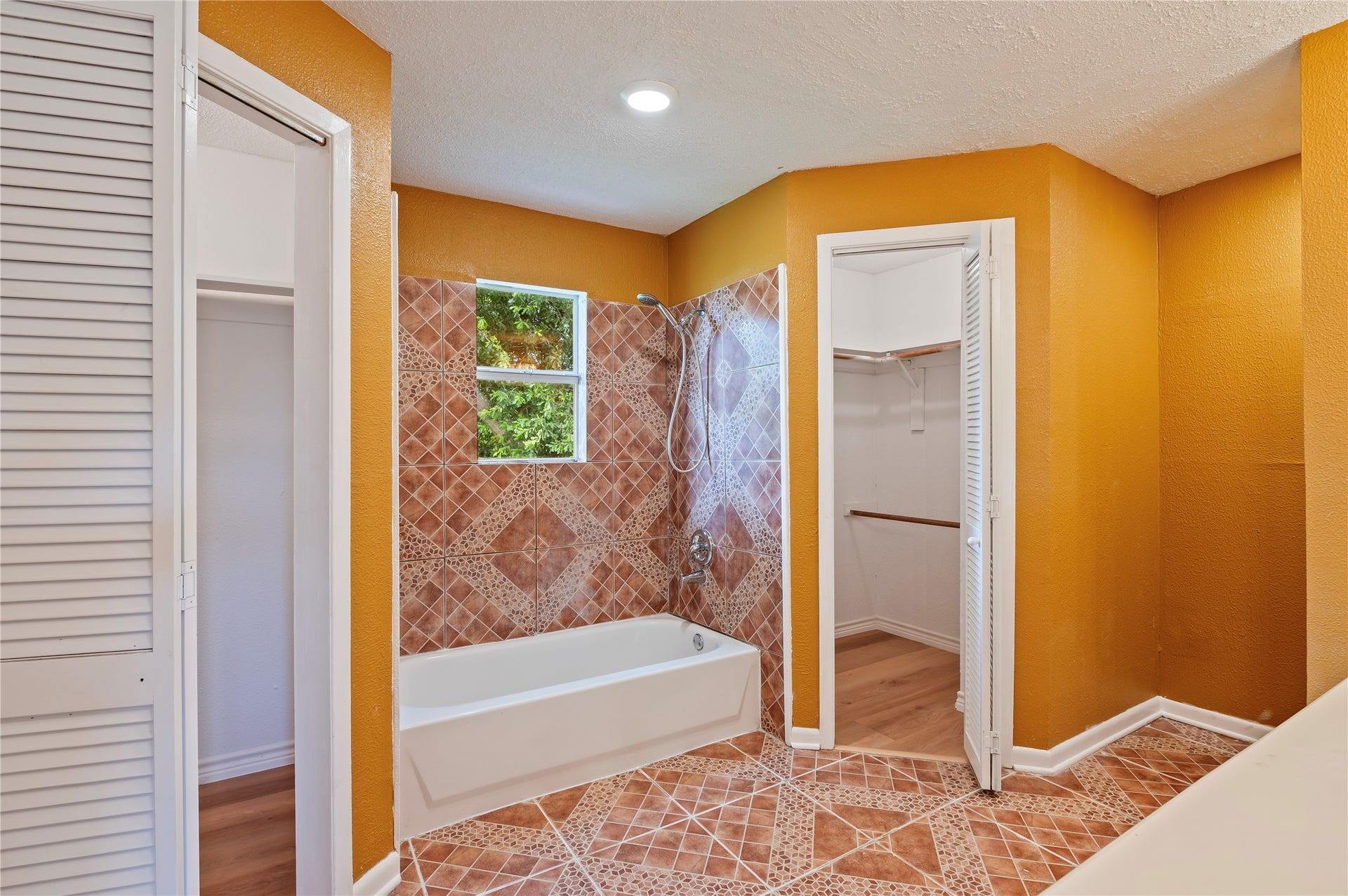 2402 21st Avenue N, Texas City, TX 77590 Primary bathroom with two walk-in closets