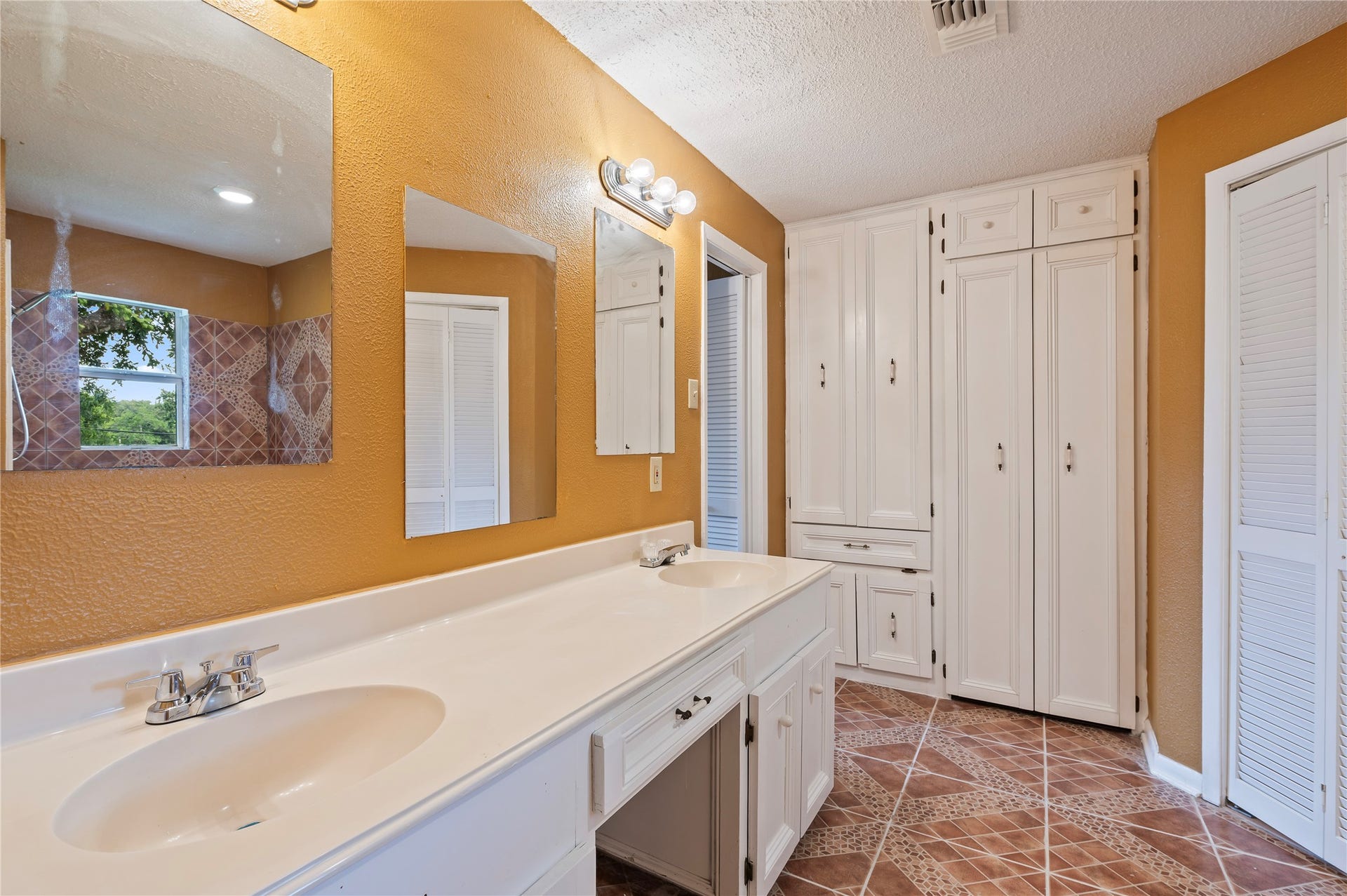 2402 21st Avenue N, Texas City, TX 77590 Double sinks and plenty of storage