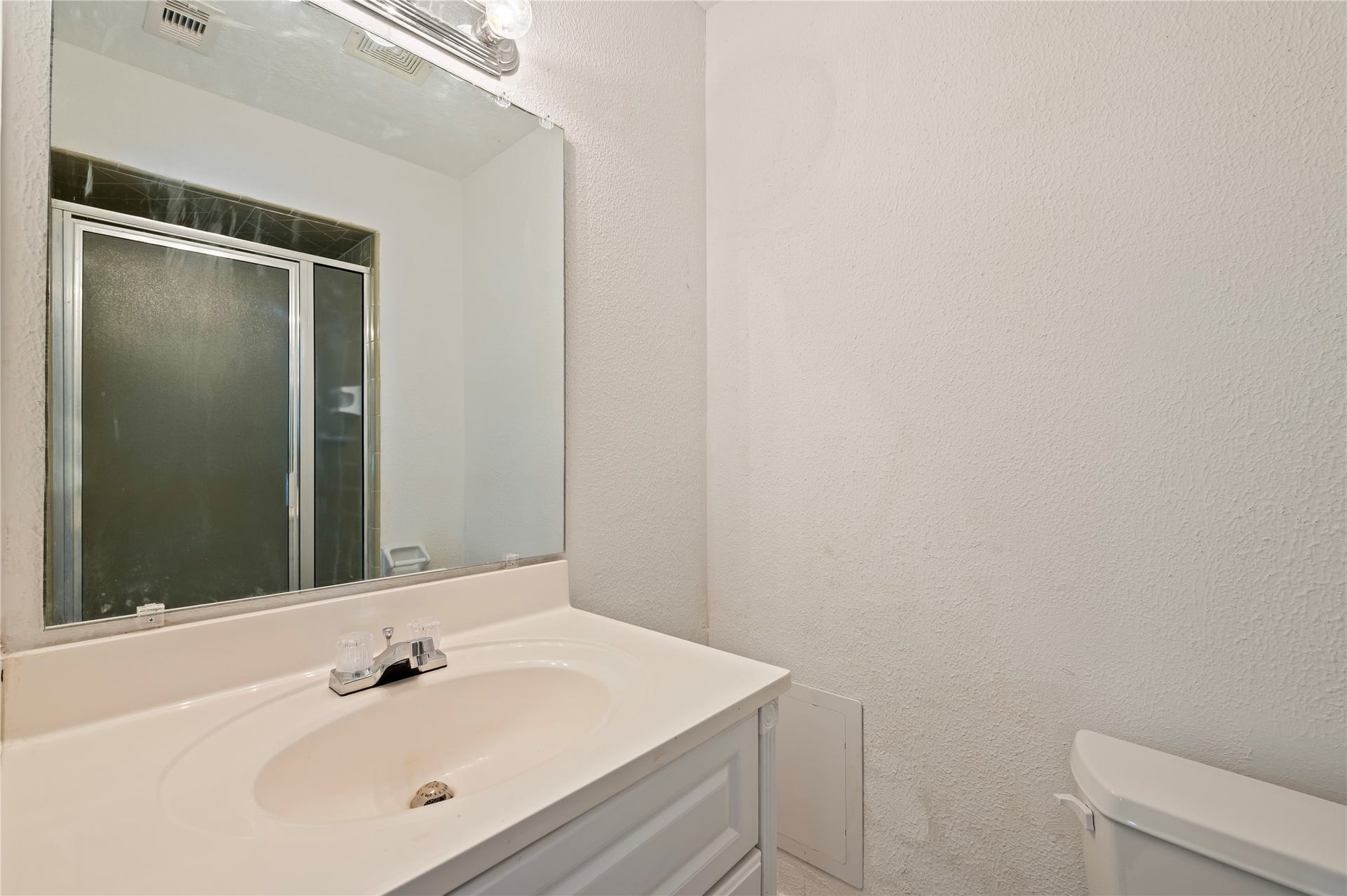 2402 21st Avenue N, Texas City, TX 77590 Ensuite bathroom for downstairs bedroom