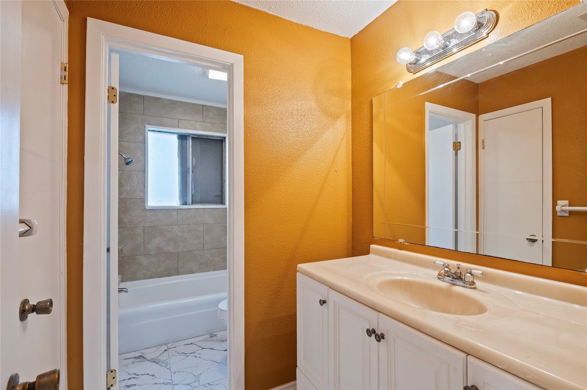 2402 21st Avenue N, Texas City, TX 77590 Downstairs secondary bathroom