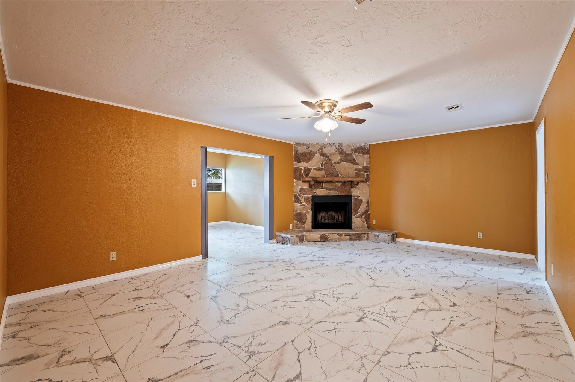 2402 21st Avenue N, Texas City, TX 77590 Living room