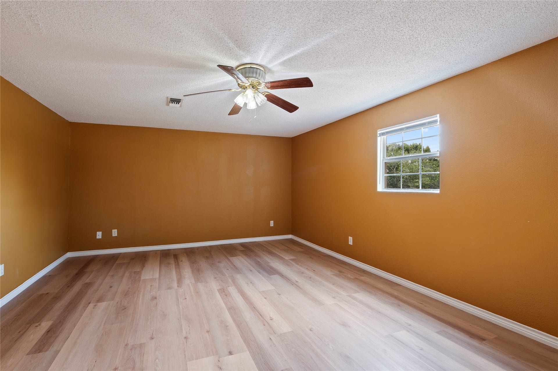 2402 21st Avenue N, Texas City, TX 77590 Spacious primary bedroom