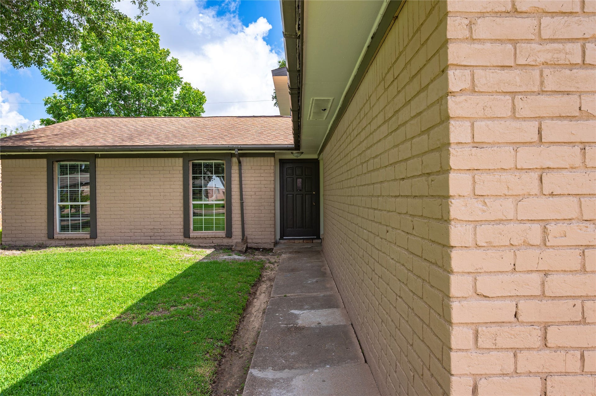 2402 21st Avenue N, Texas City, TX 77590 A blank canvas for the landscaping of your choice!