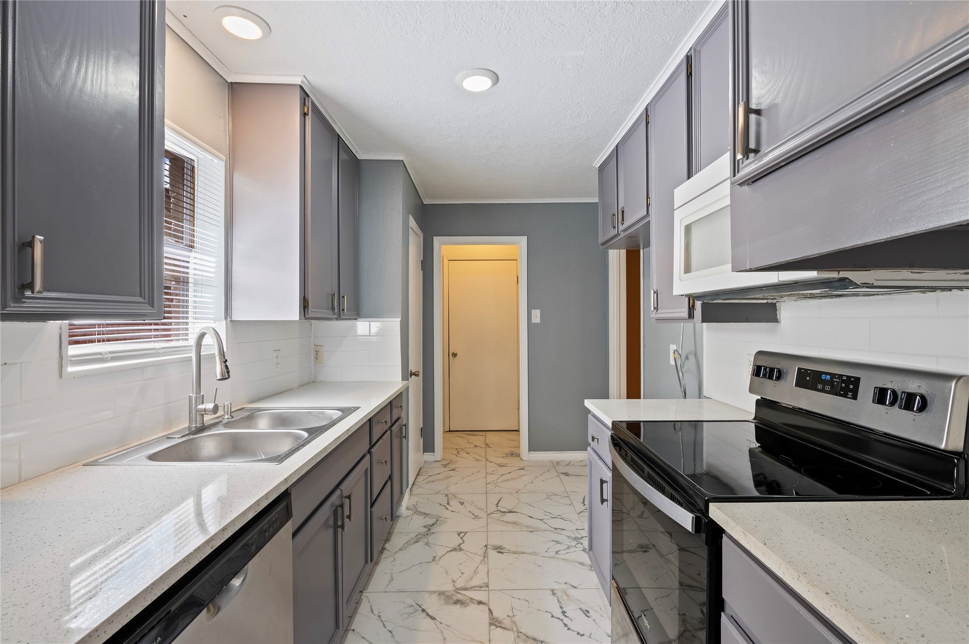 2402 21st Avenue N, Texas City, TX 77590 Quartz countertops. Laundry room at the end of of the kitchen