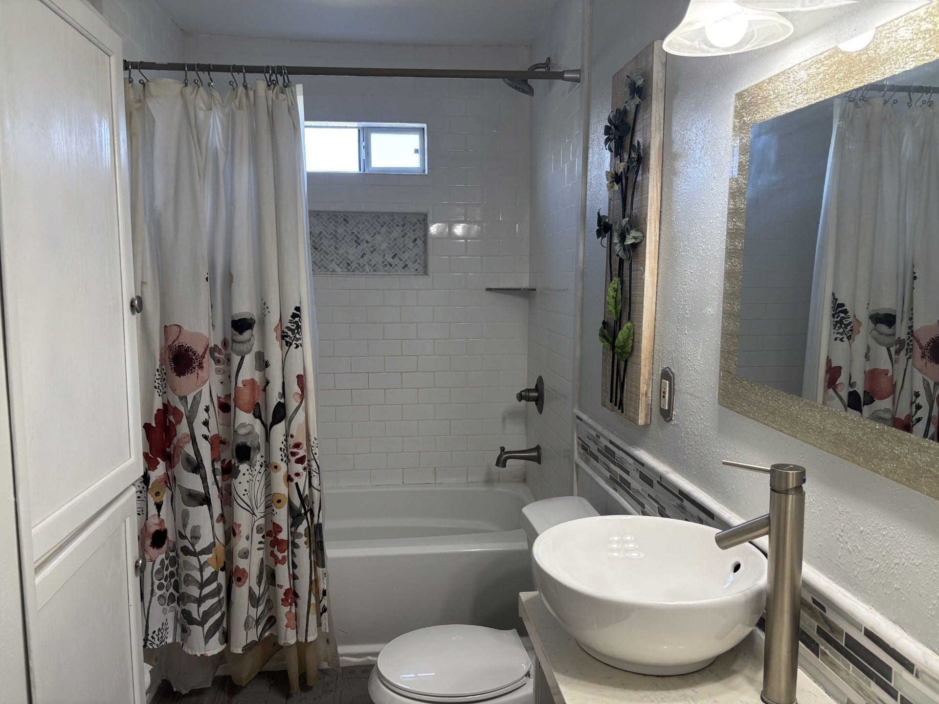 5324 Aurora Drive S, #CR378, Alvin, TX 77511 stylish bathroom, with subway tile, tub/shower combo, and wood like flooring