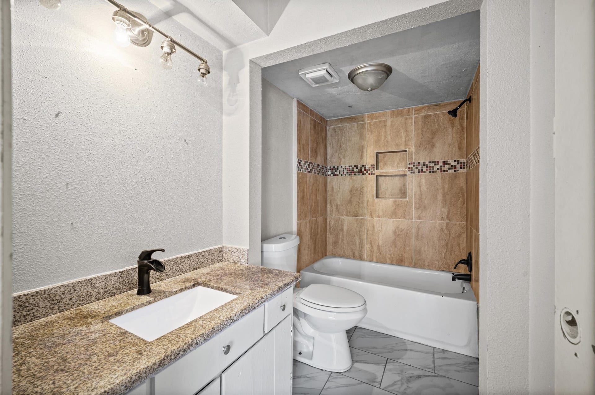 5618 Easthampton Drive, #C, Houston, TX 77039 5618 Easthampton Drive, #C, Houston, TX 77039
