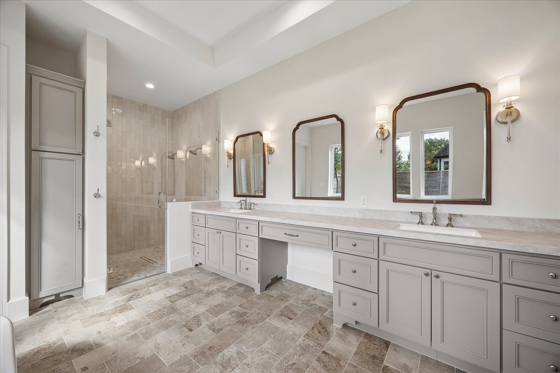 1018 Rosepoint Street, Houston, TX 77018 The large primary en suite vanity with double sinks and seating area.