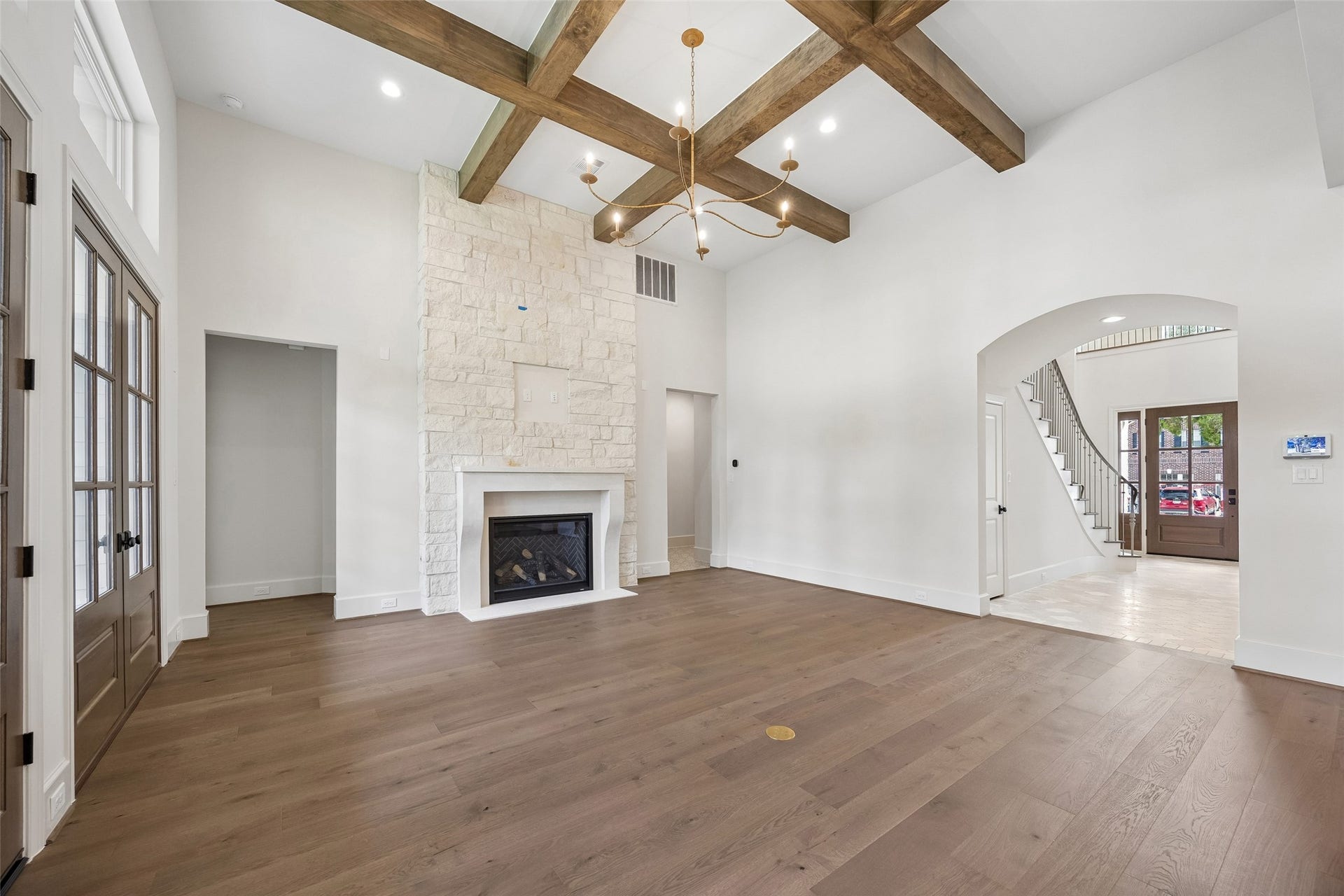 1018 Rosepoint Street, Houston, TX 77018 The Great room with raised ceilings and accent wood beams.