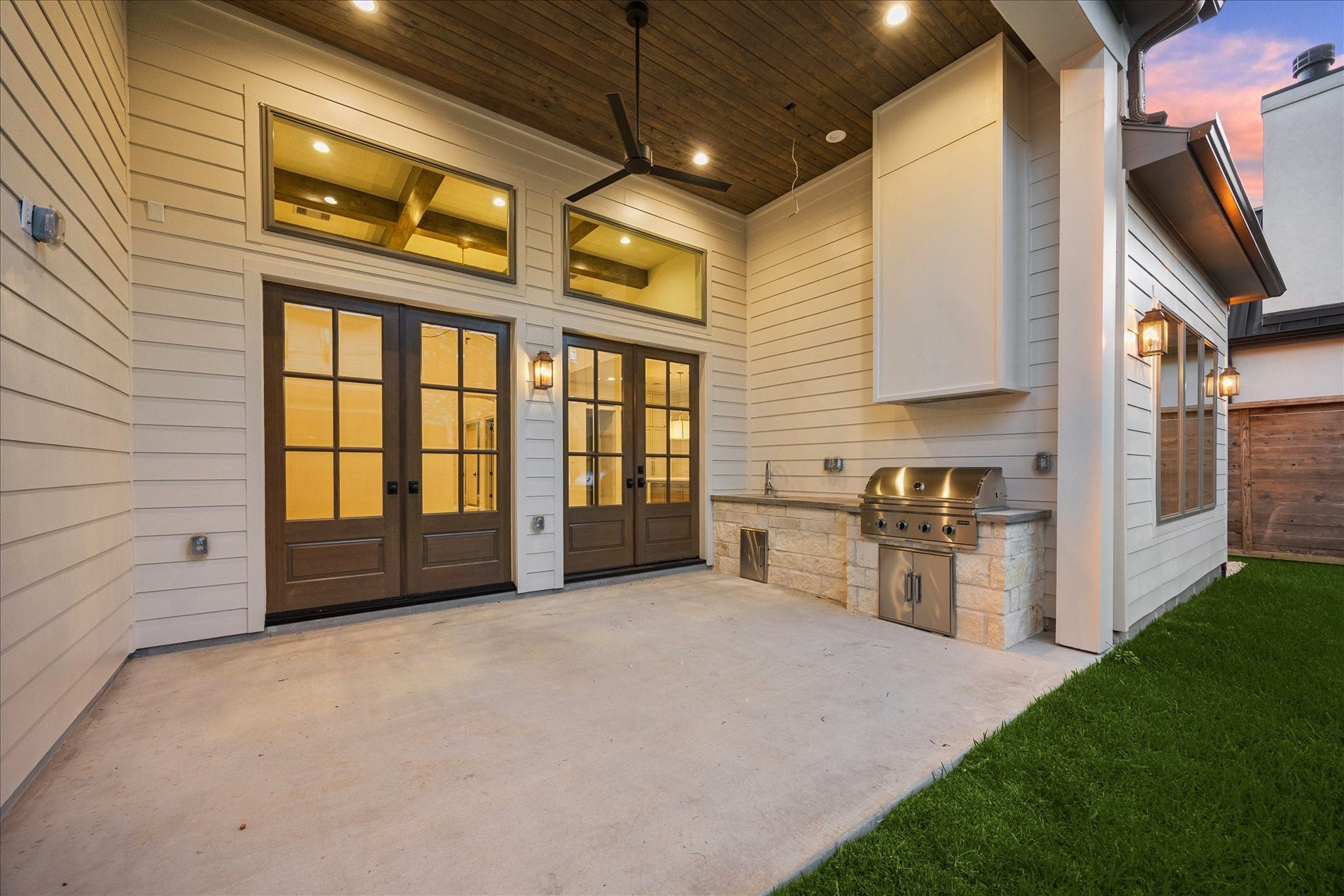 1018 Rosepoint Street, Houston, TX 77018 Rear covered porch with raised 14' ceilings, gas grill and outdoor sink.