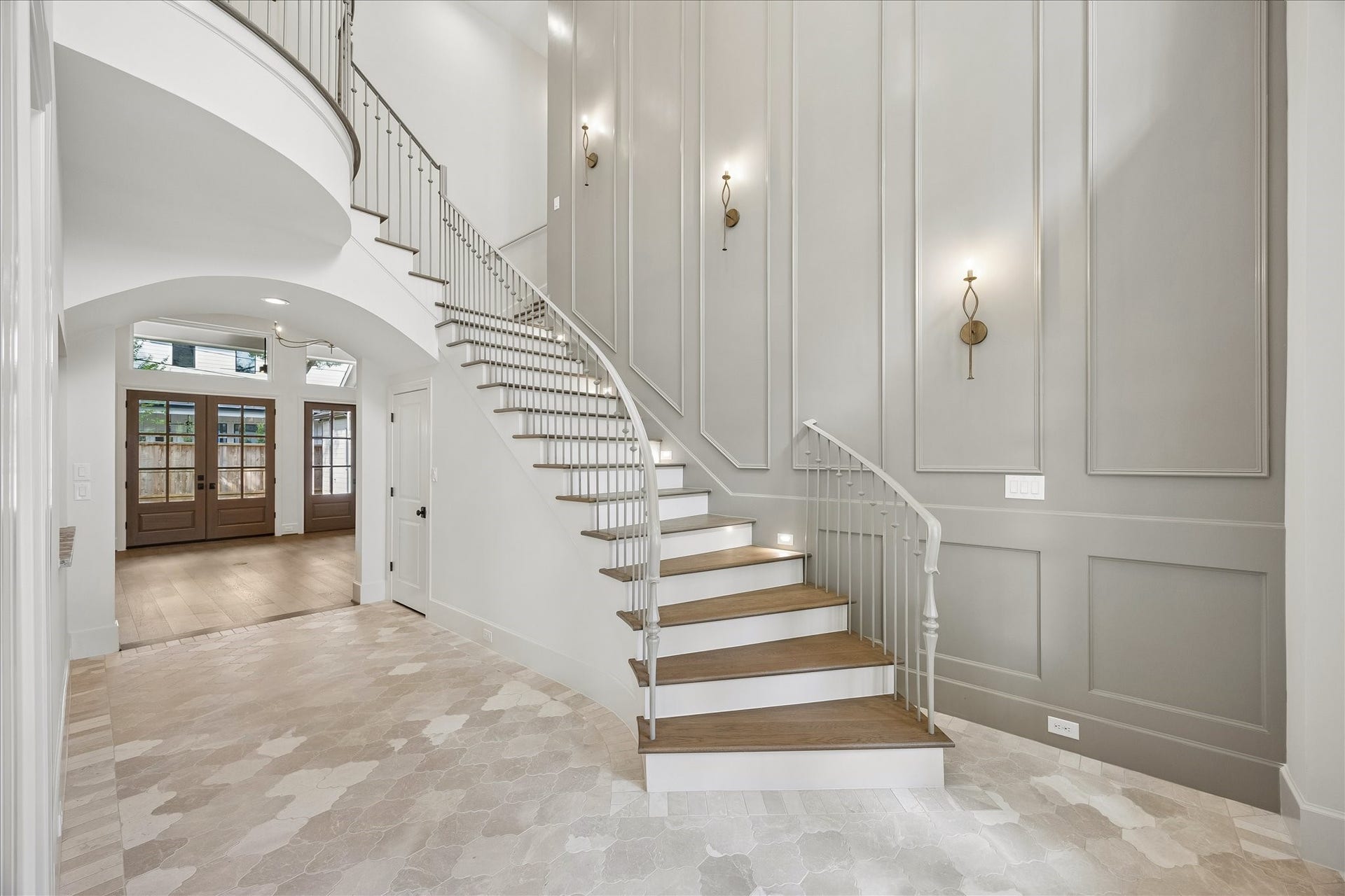 1018 Rosepoint Street, Houston, TX 77018 As you enter you are welcomed into the grand 2 story ceiling Foyer with an accent wall!