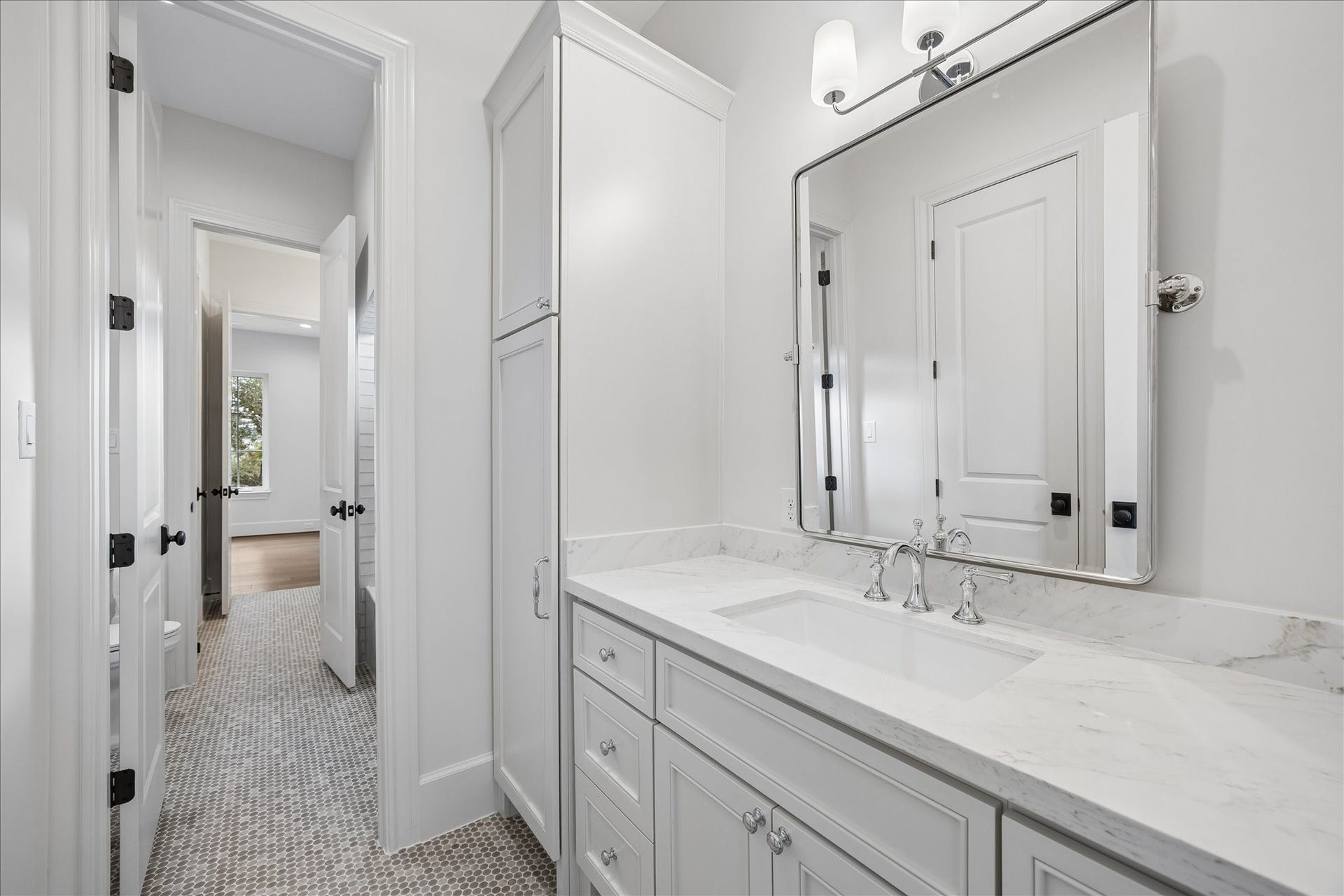 1018 Rosepoint Street, Houston, TX 77018 Jack and Jill bathroom connecting two bedroom!