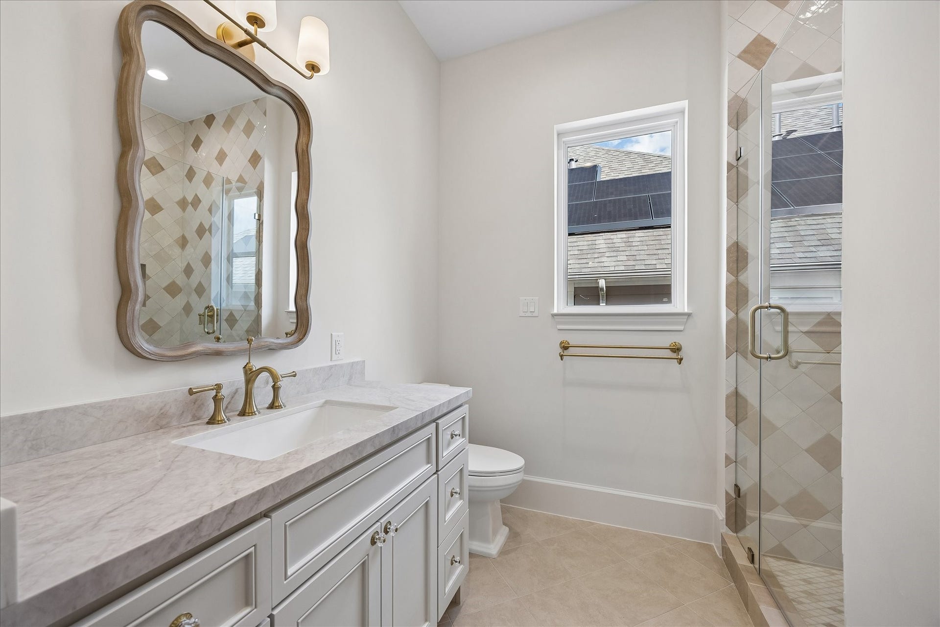 1018 Rosepoint Street, Houston, TX 77018 Full bathroom located upstairs next to the game room and secondary bedroom.