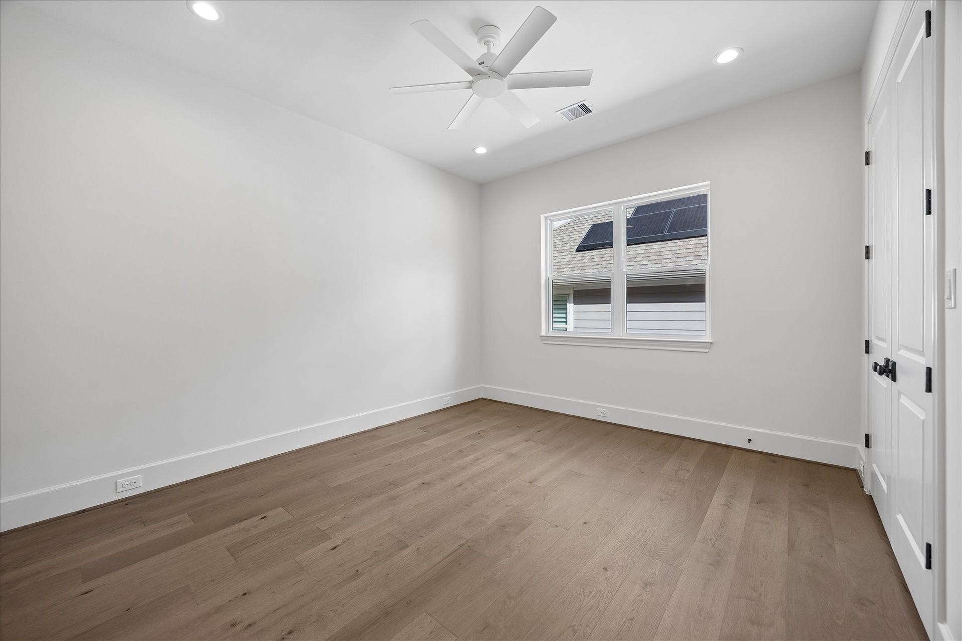 1018 Rosepoint Street, Houston, TX 77018 Additional secondary bedroom located upstairs.