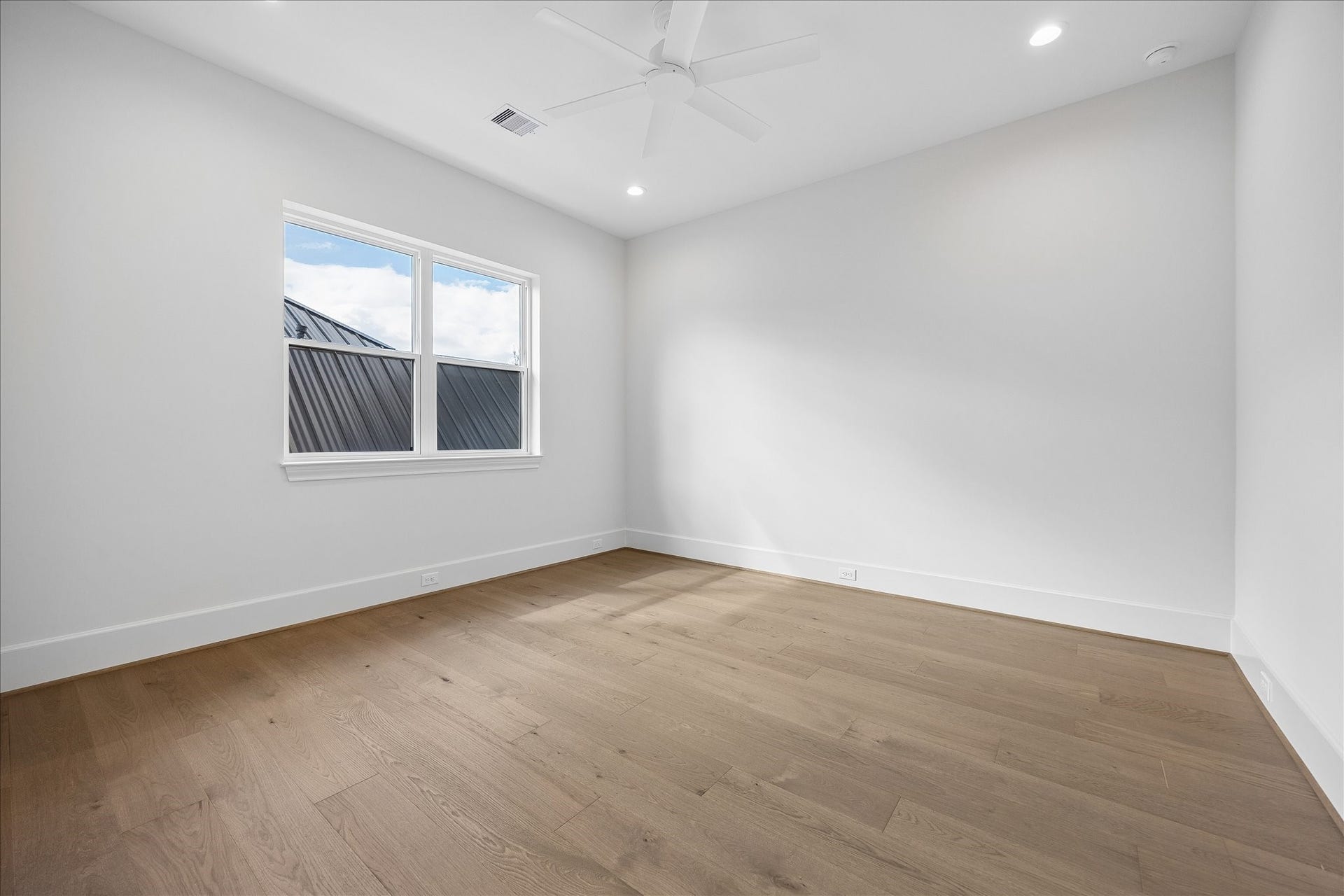 1018 Rosepoint Street, Houston, TX 77018 Additional secondary bedroom located upstairs.
