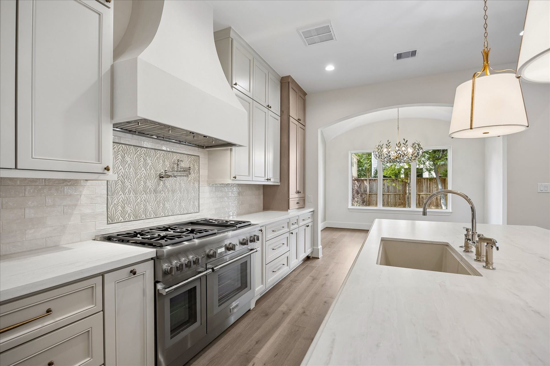 1018 Rosepoint Street, Houston, TX 77018 Open style kitchen with Thermador gas range & pot filler.