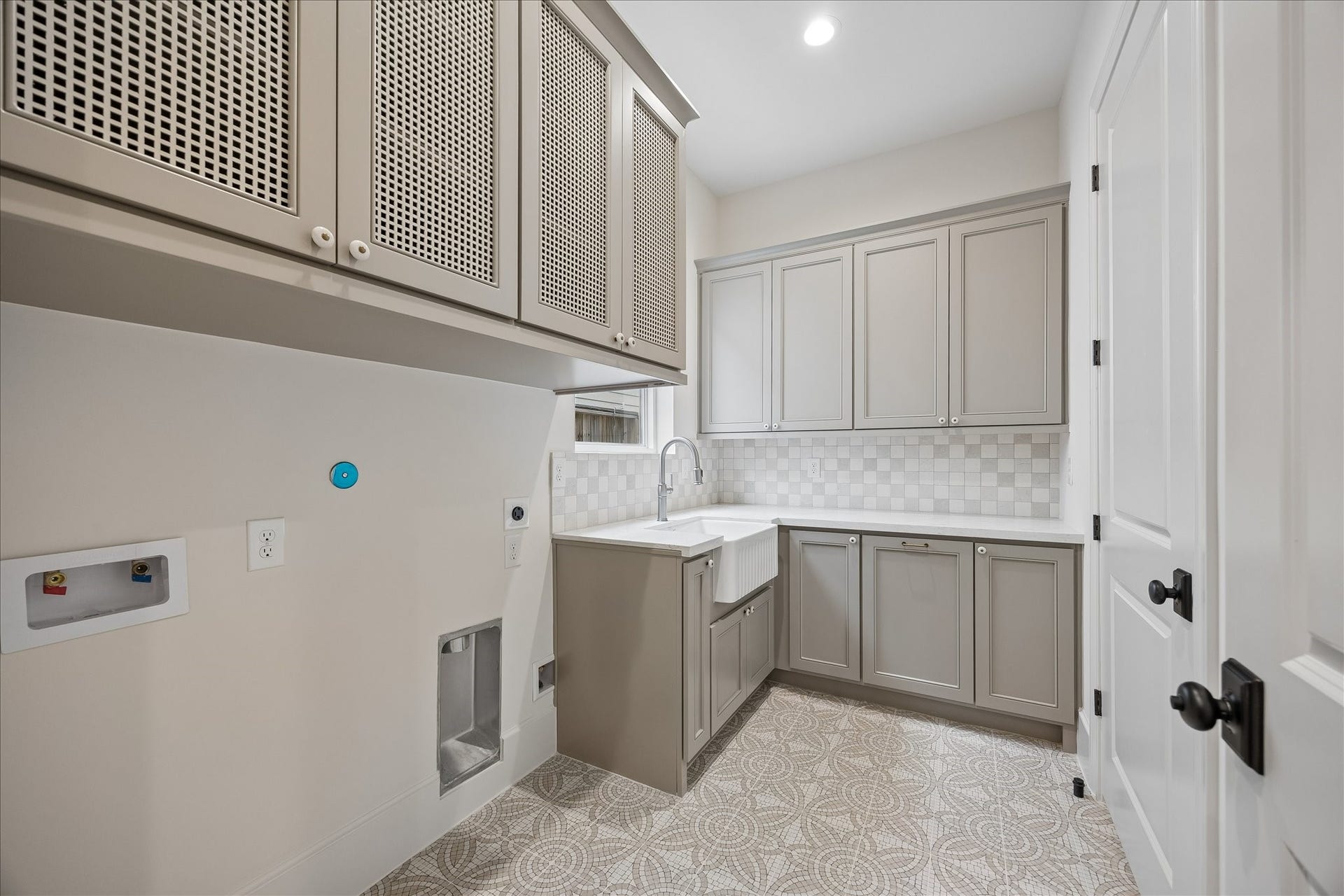 1018 Rosepoint Street, Houston, TX 77018 Utility room located off the primary bedroom.