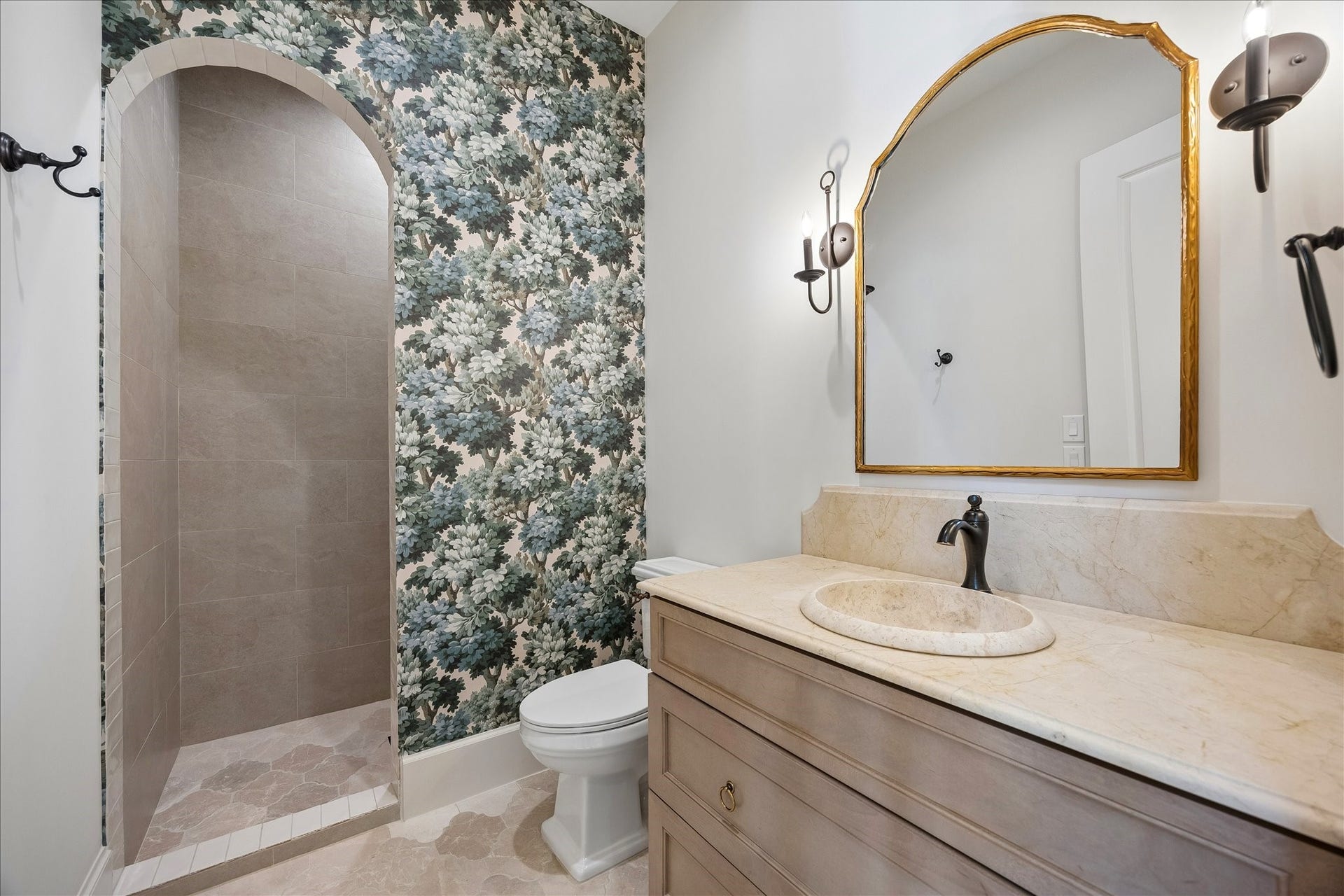 1018 Rosepoint Street, Houston, TX 77018 Full bathroom located downstairs perfect for guest or the study/bedroom.