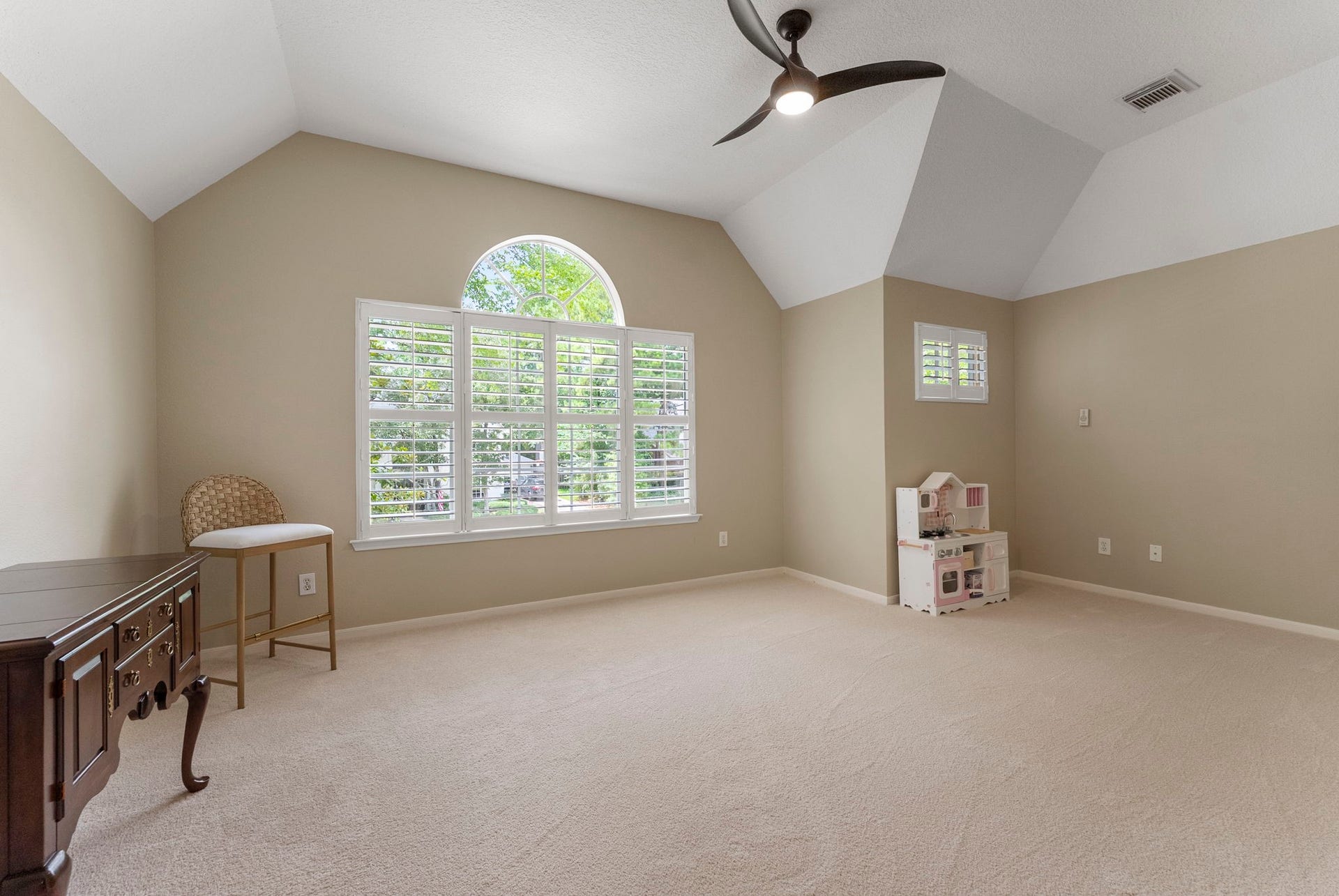 66 Candle Pine Place, The Woodlands, TX 77381 The large Flex Room provides a space for a variety of activities - Playroom, Hobby Room, Game Room, Movie Room, or even another Bedroom.