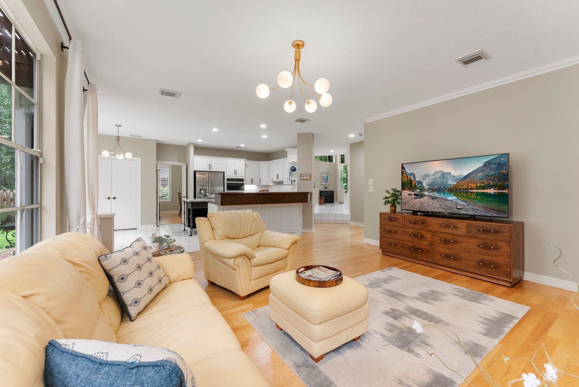 66 Candle Pine Place, The Woodlands, TX 77381 The Family room allows plenty of room for the family to enjoy time together.