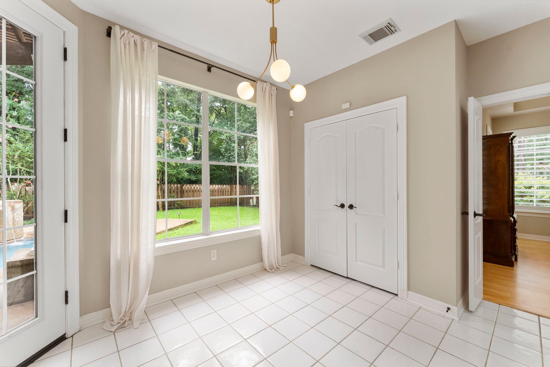 66 Candle Pine Place, The Woodlands, TX 77381 There is a large pantry within the breakfast space which allows for additional seating to be added.