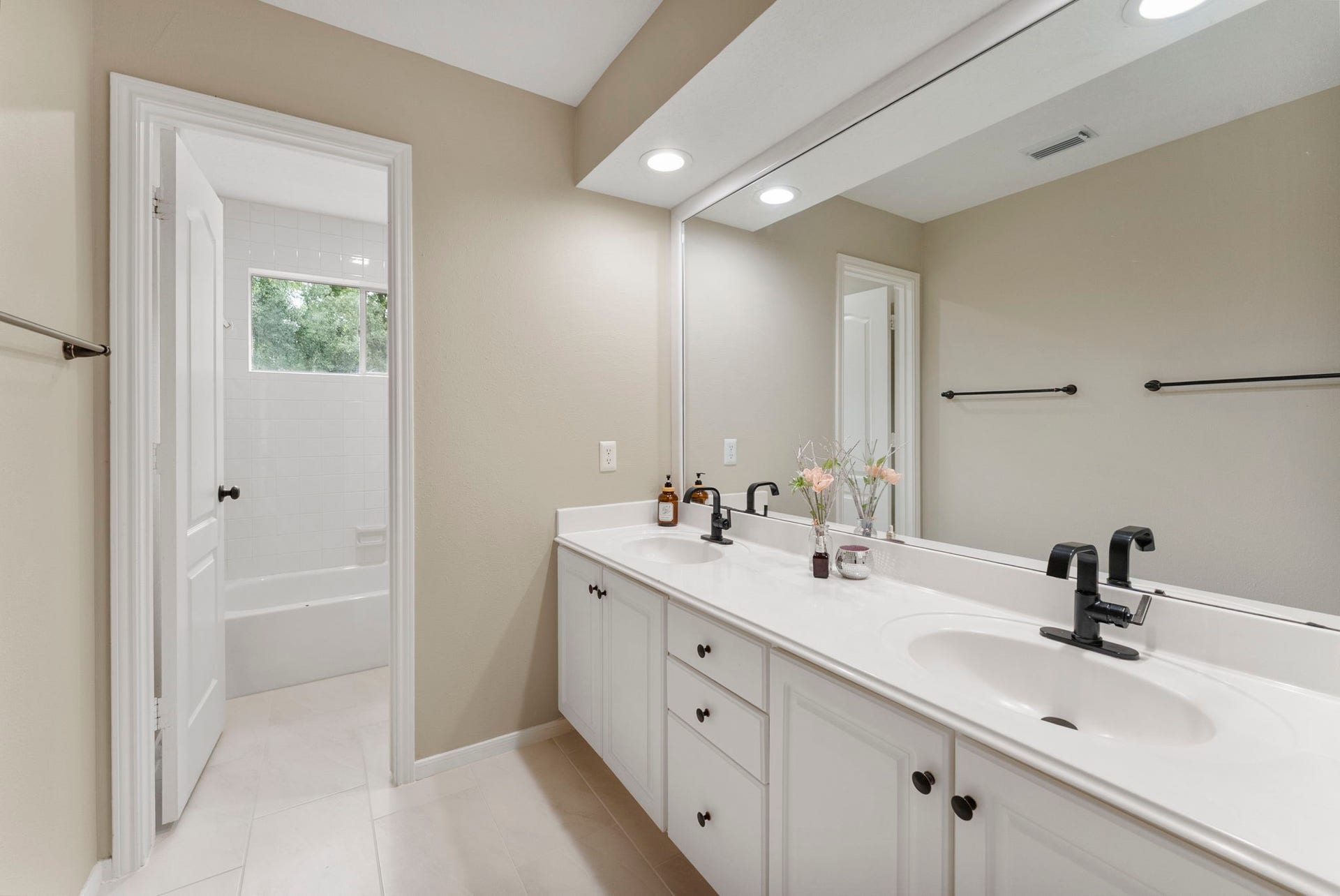 66 Candle Pine Place, The Woodlands, TX 77381 A second full bathroom offering double sinks is conveniently located between the secondary bedrooms and by the Game Room.