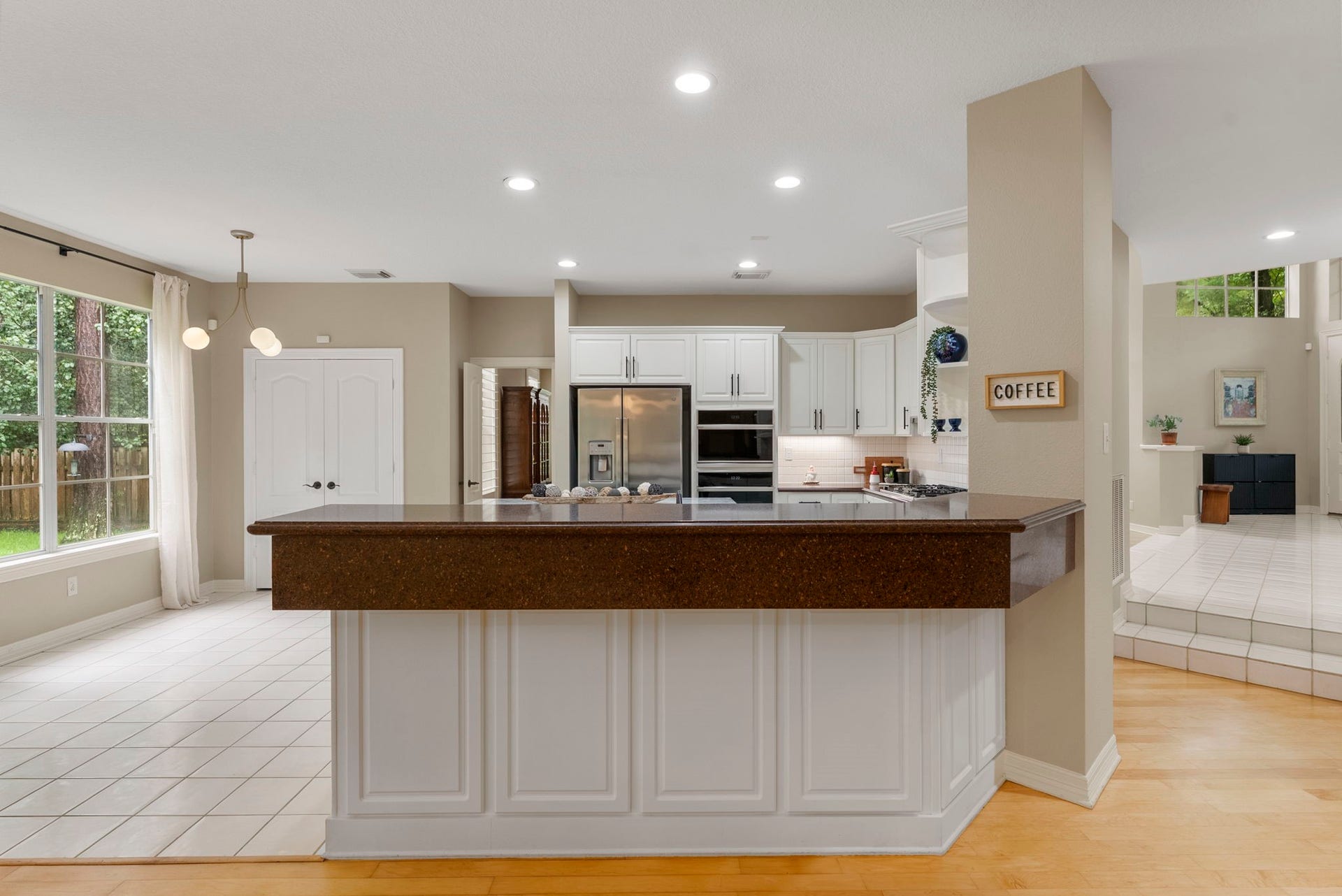 66 Candle Pine Place, The Woodlands, TX 77381 The Kitchen is open to the Family room that overlooks the backyard.
