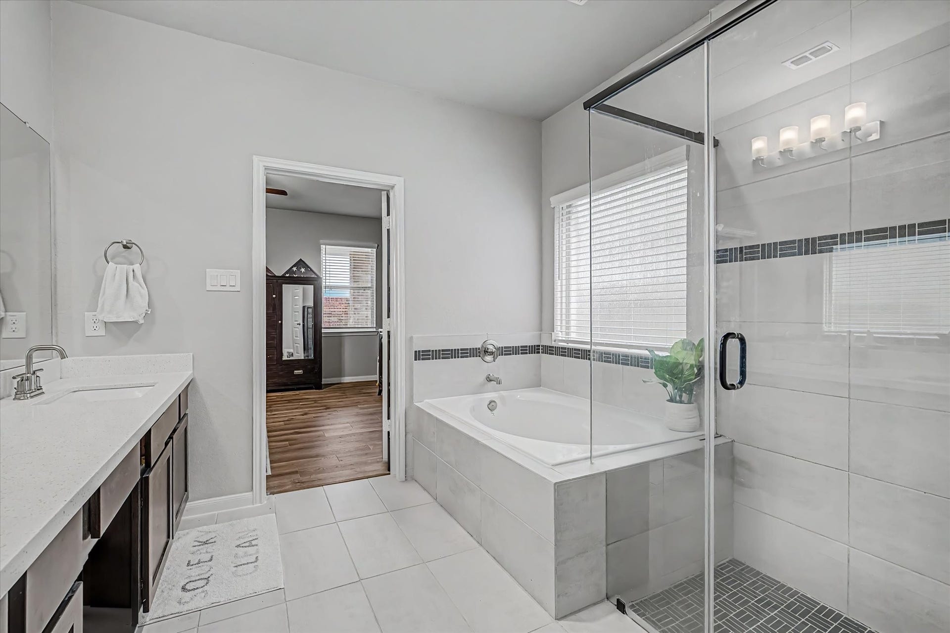 1931 Middle Pass Lane, Angleton, TX 77515