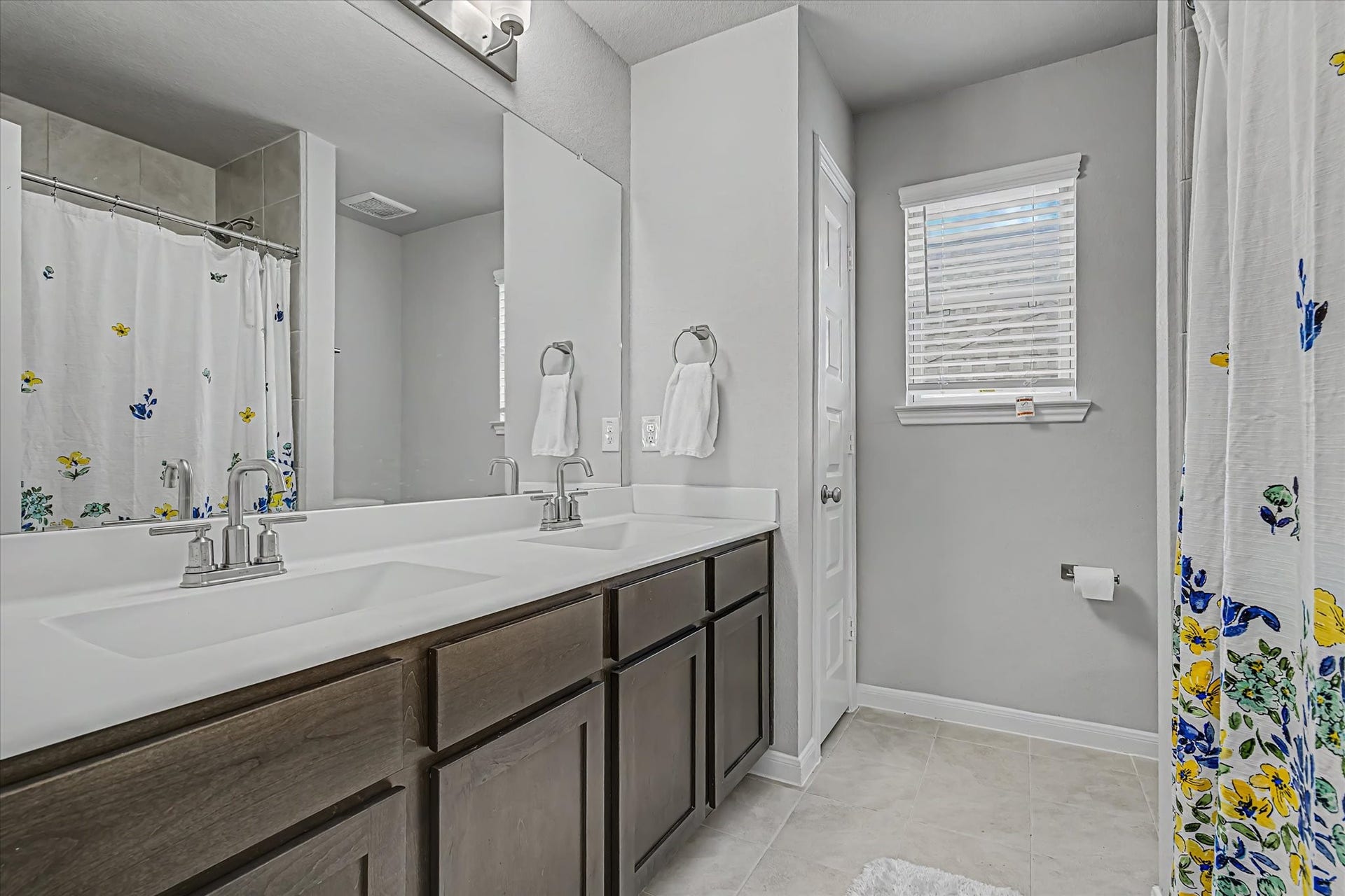 1931 Middle Pass Lane, Angleton, TX 77515
