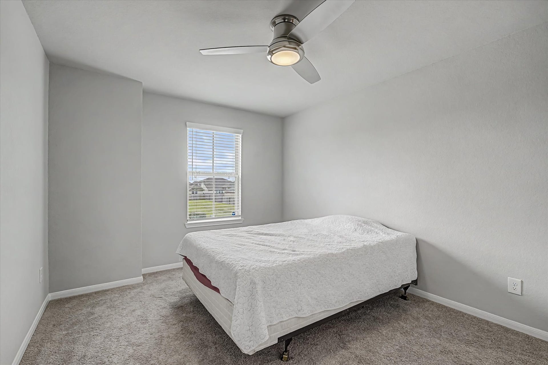 1931 Middle Pass Lane, Angleton, TX 77515