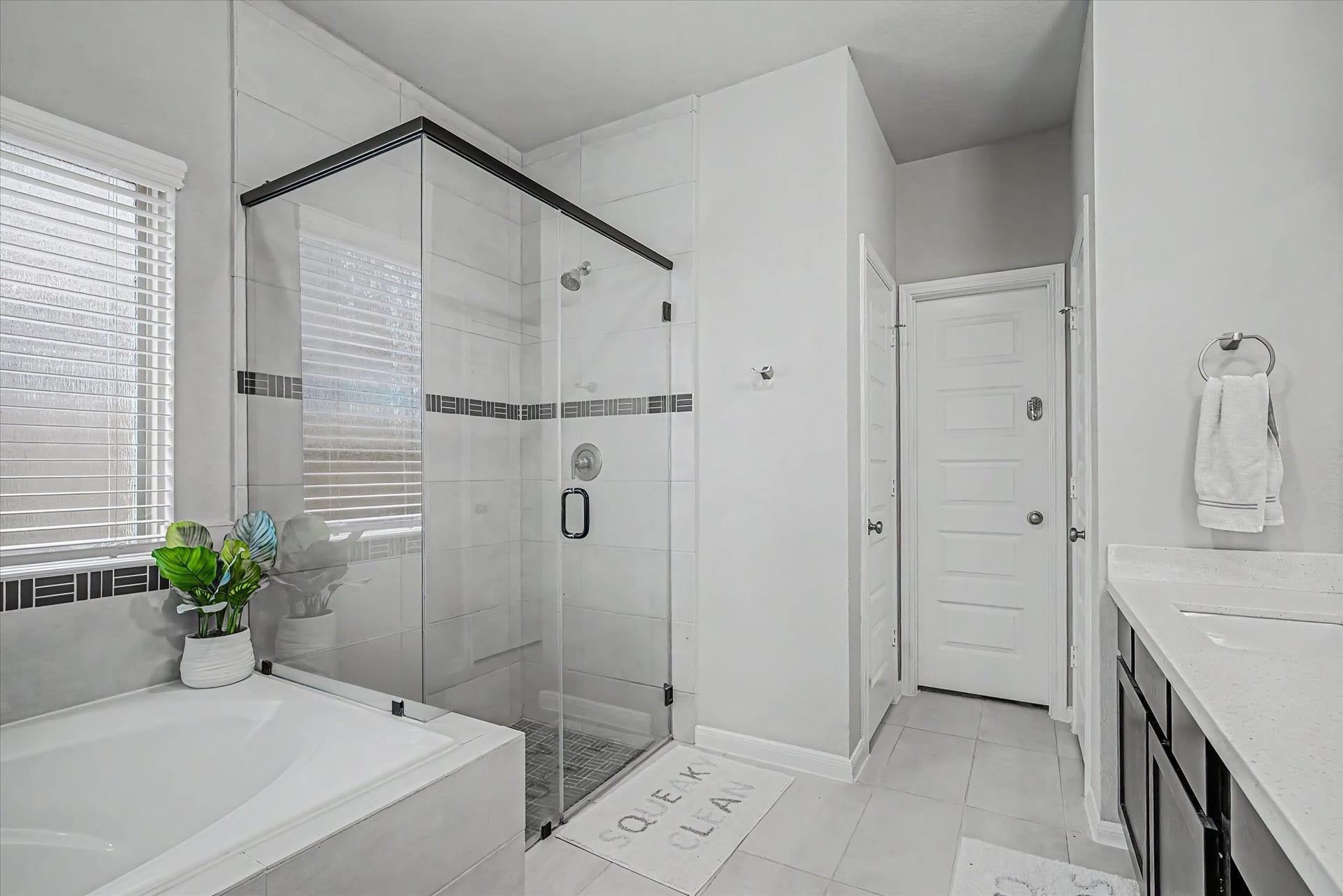 1931 Middle Pass Lane, Angleton, TX 77515