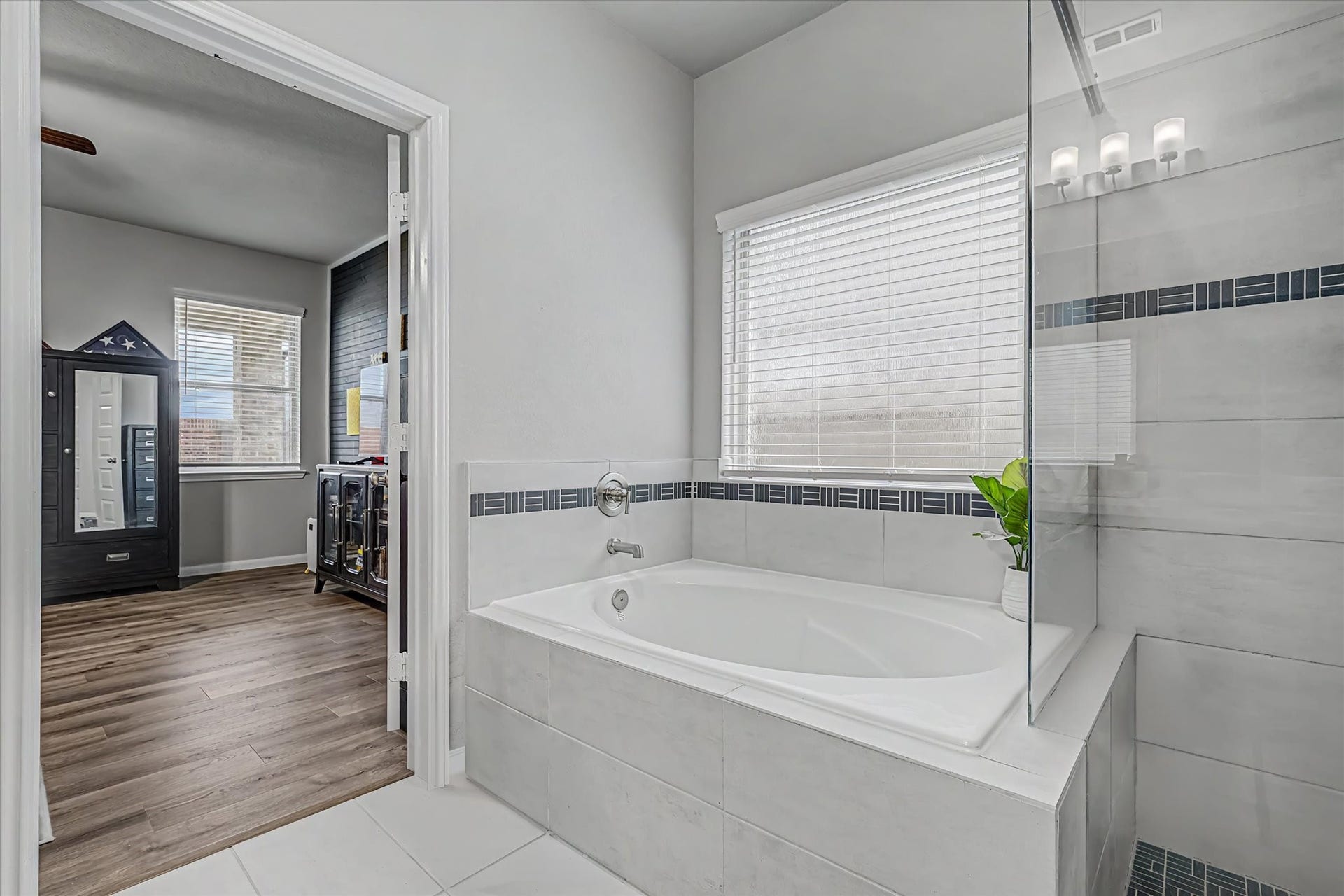 1931 Middle Pass Lane, Angleton, TX 77515