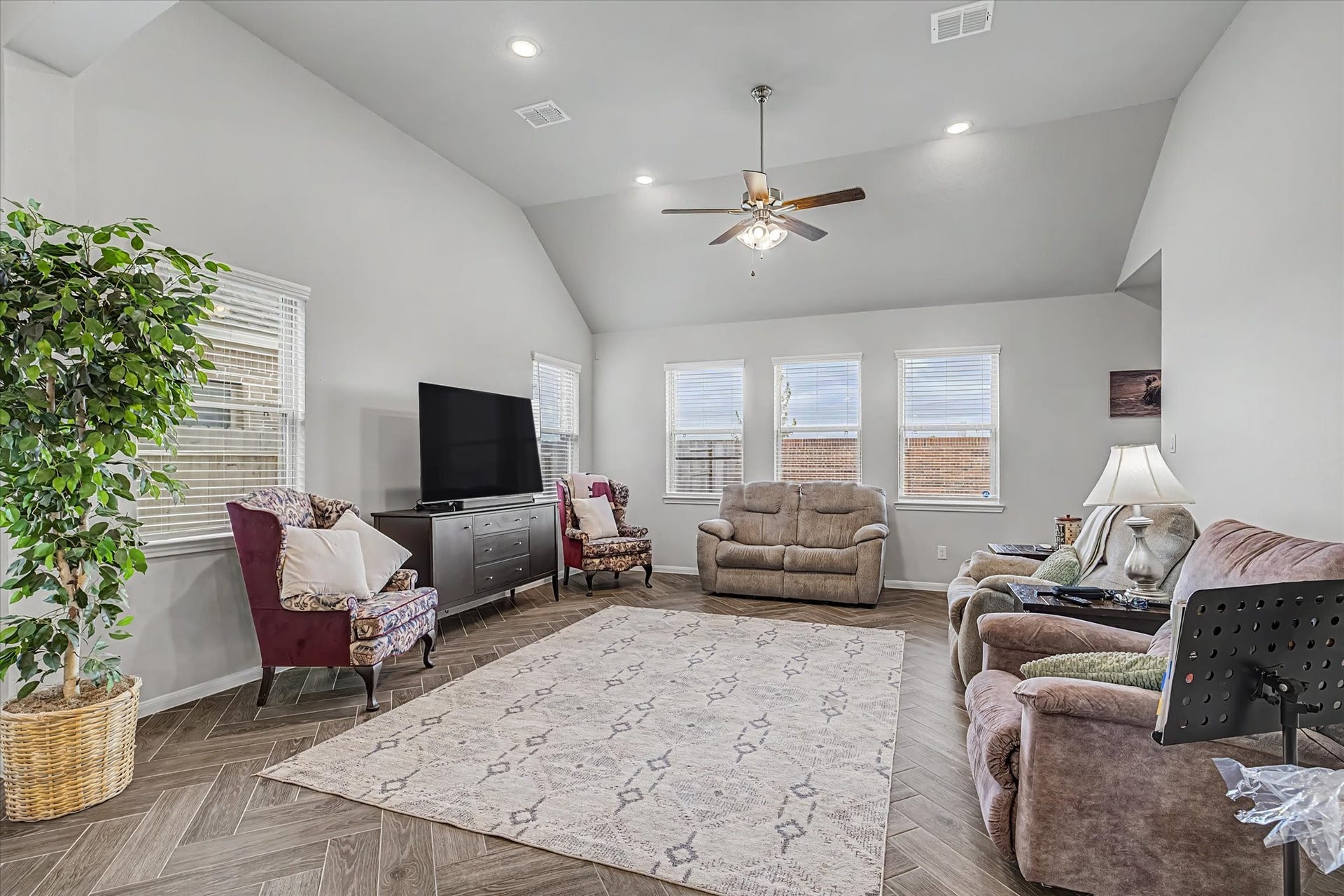 1931 Middle Pass Lane, Angleton, TX 77515