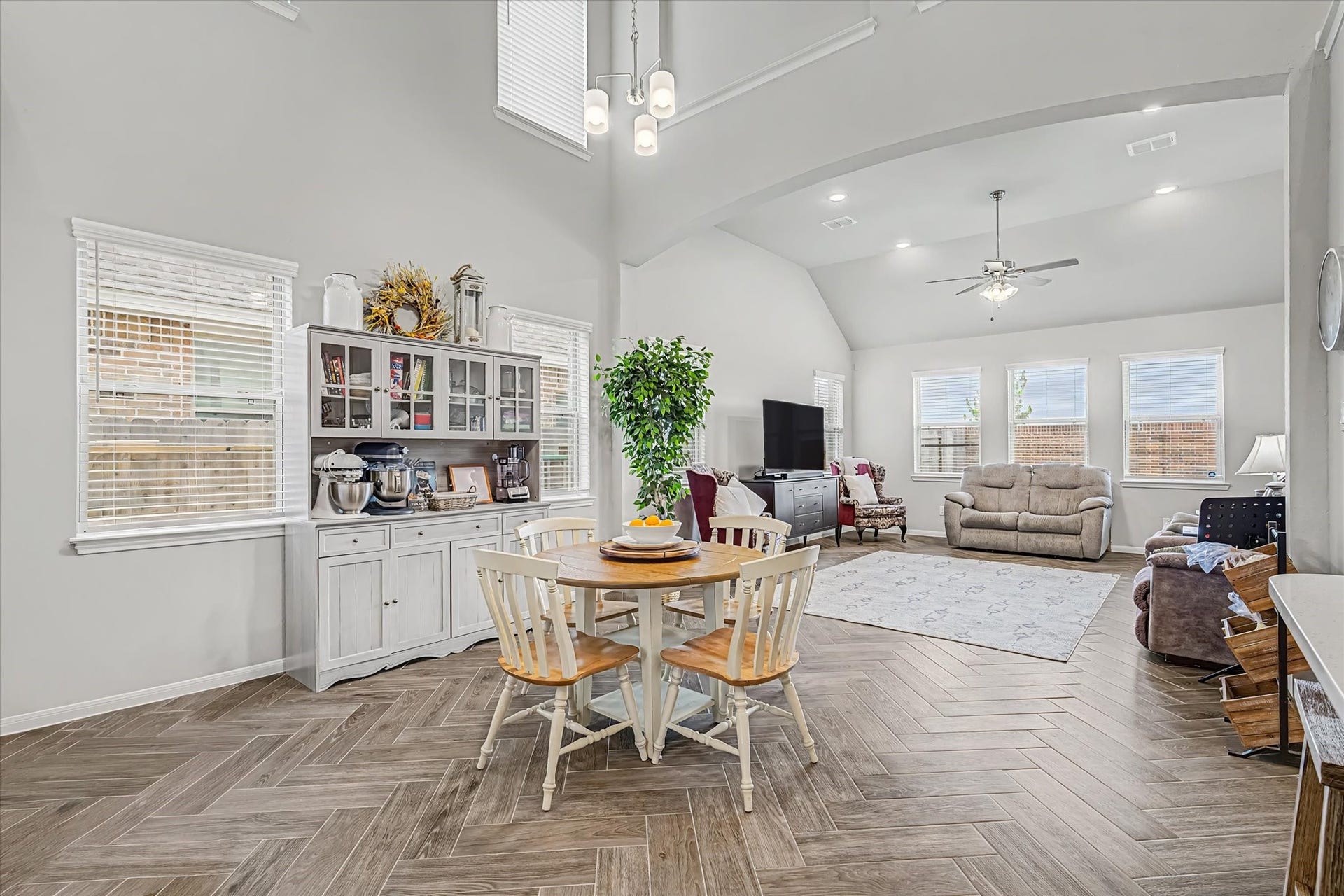 1931 Middle Pass Lane, Angleton, TX 77515