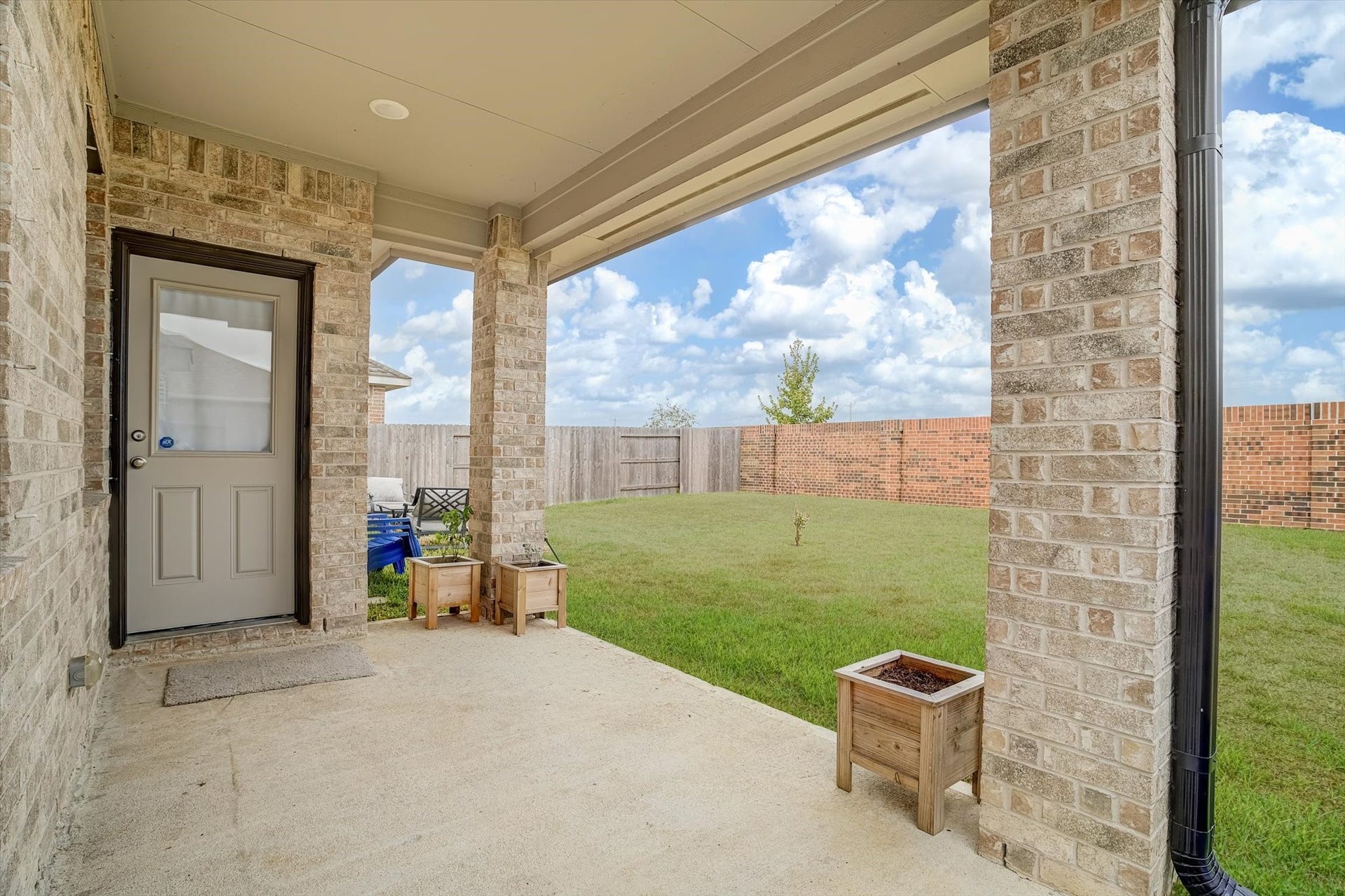 1931 Middle Pass Lane, Angleton, TX 77515
