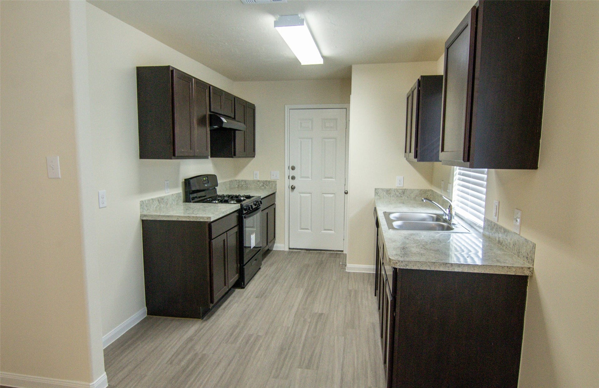 844 Canton Grass Lane, La Marque, TX 77568 Photos may be representative of the floor plan and not the exact home. Finishes, layout, and features of the actual property for lease may vary.