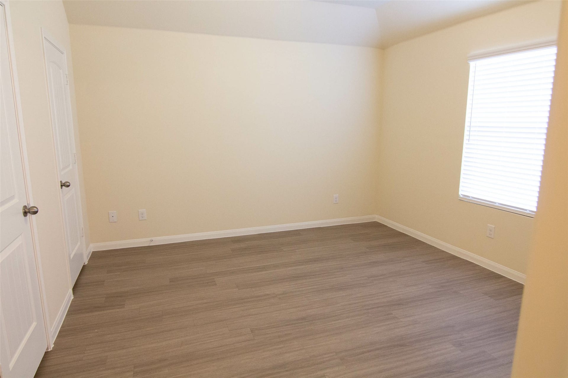 844 Canton Grass Lane, La Marque, TX 77568 Photos may be representative of the floor plan and not the exact home. Finishes, layout, and features of the actual property for lease may vary.