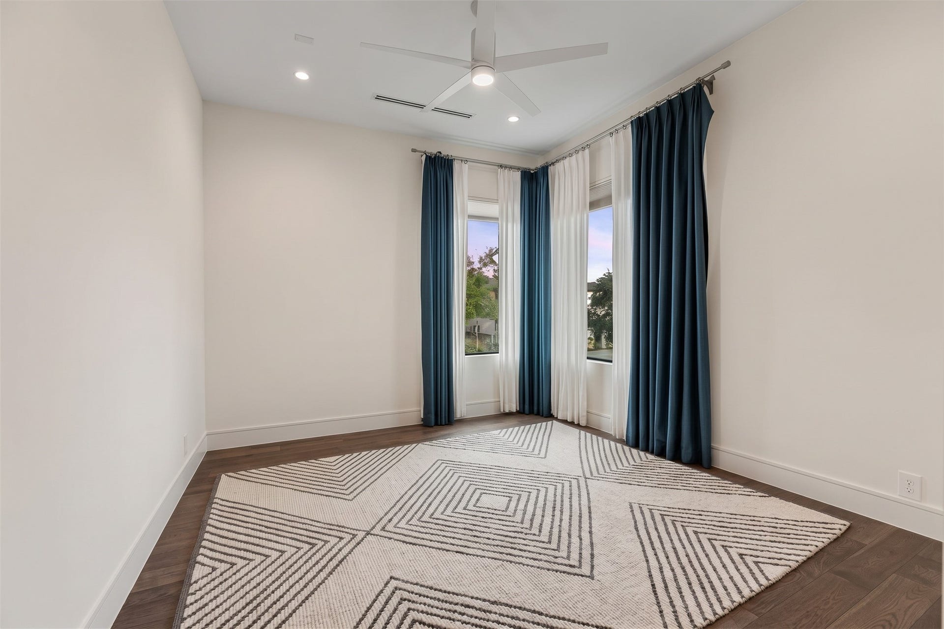 3002 Ferndale Street, Houston, TX 77098 Secondary Bedroom | Furnishings digitally removed.