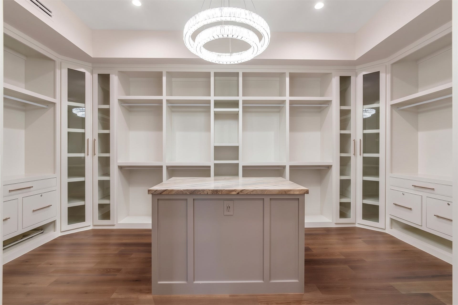 3002 Ferndale Street, Houston, TX 77098 Primary Suite Closet